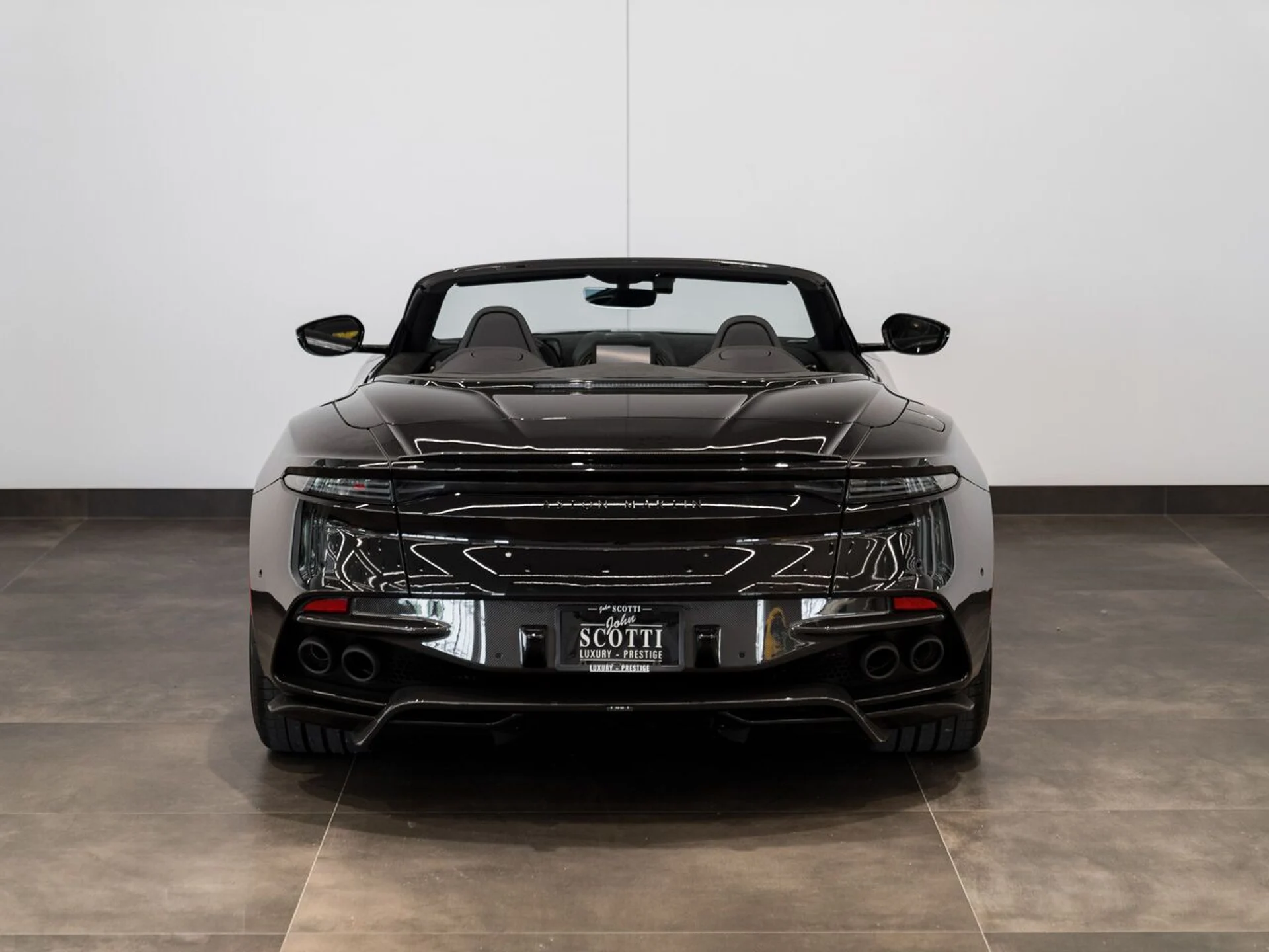 mph008_2295566492_aston_martin_dbs_2023_jpg_v_1758918548_e03e3b96e1