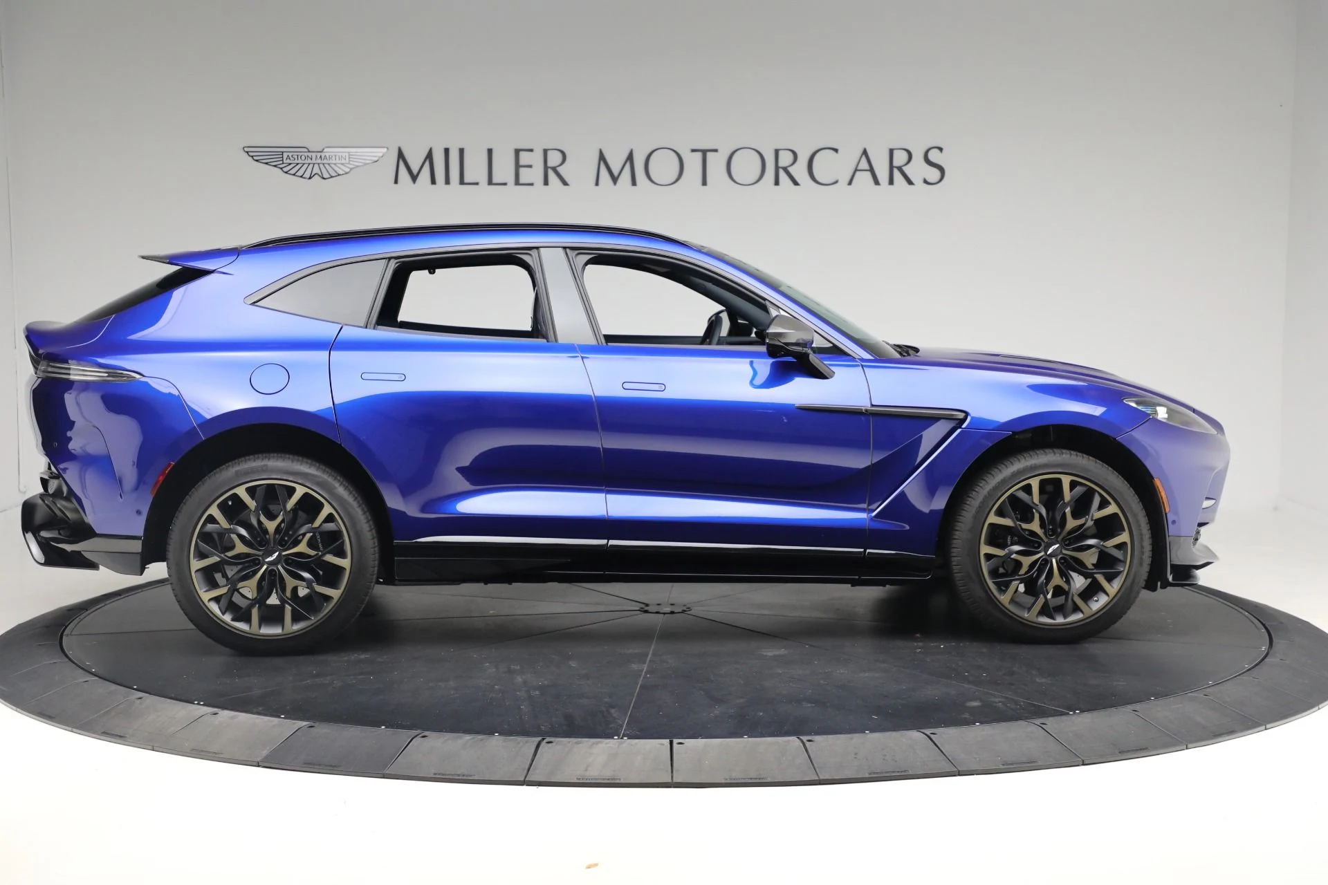 mph008_2296122925_Used_2024_Aston_Martin_DBX_707_1761597901_21bdccbac5