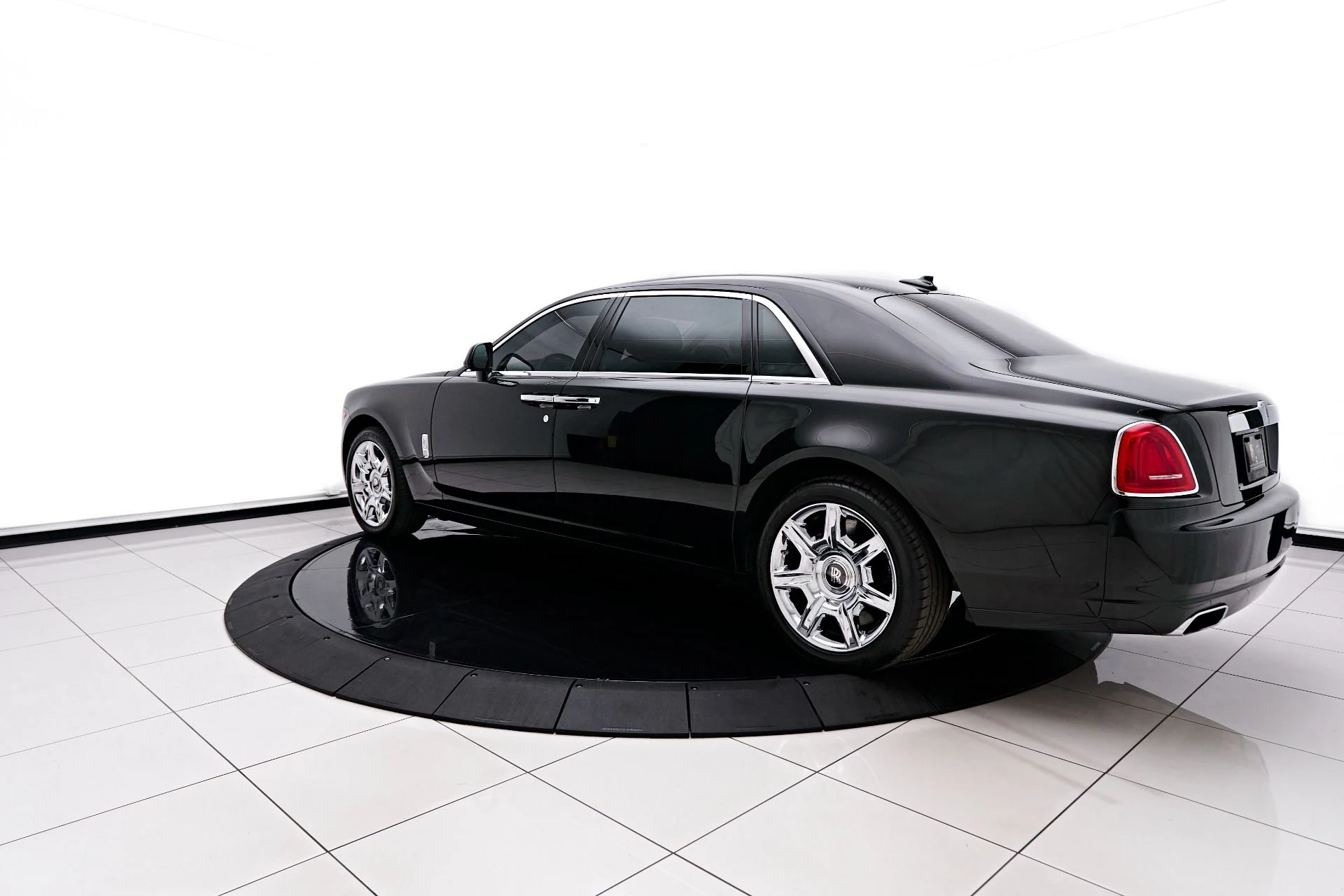 mph008_2307443358_Used_2012_Rolls_Royce_Ghost_Base_1690494640_9e4b1607ce