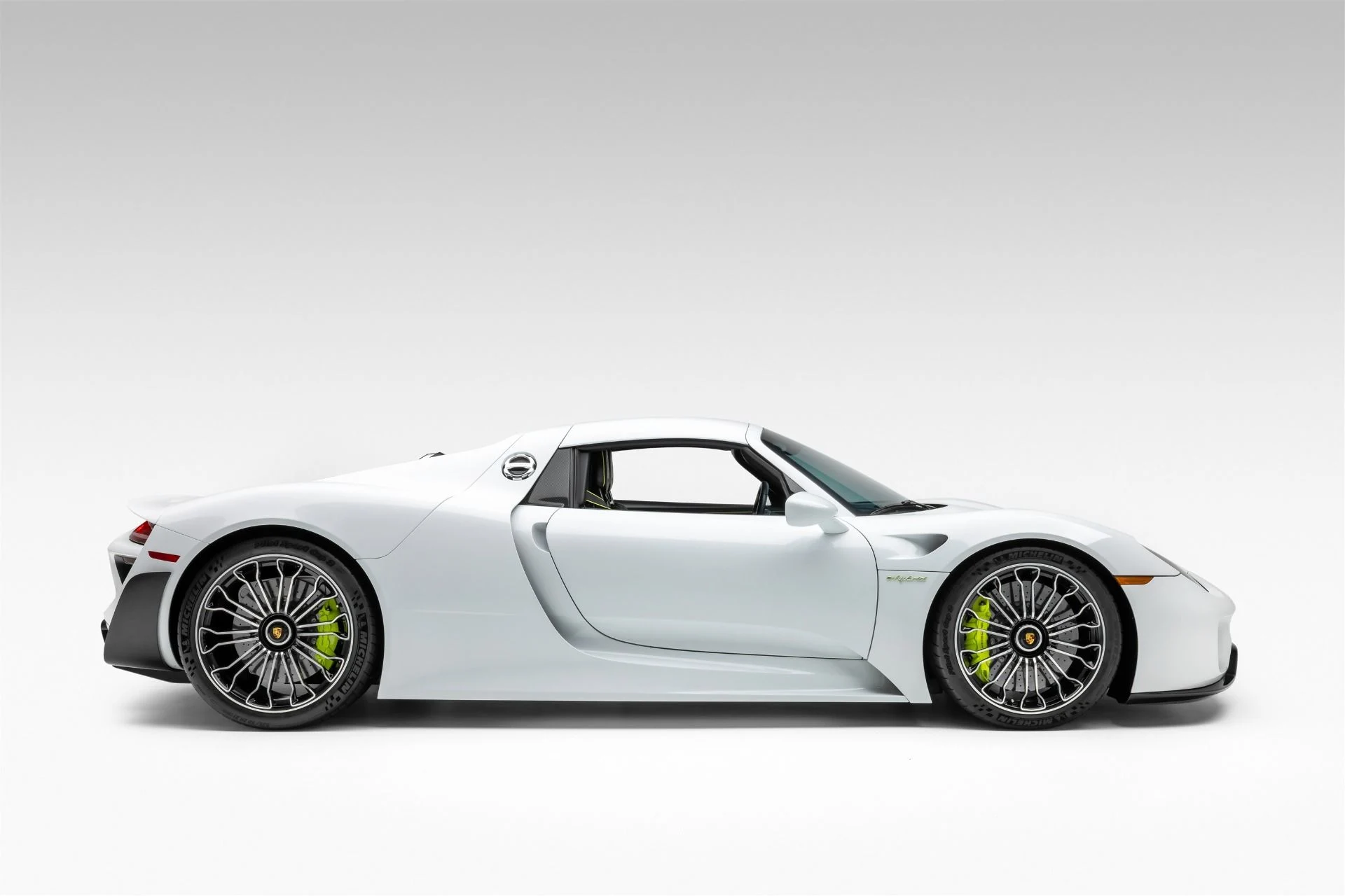 mph008_2309529176_Used_2015_Porsche_918_Spyder_1740676476_94f01ac0a8