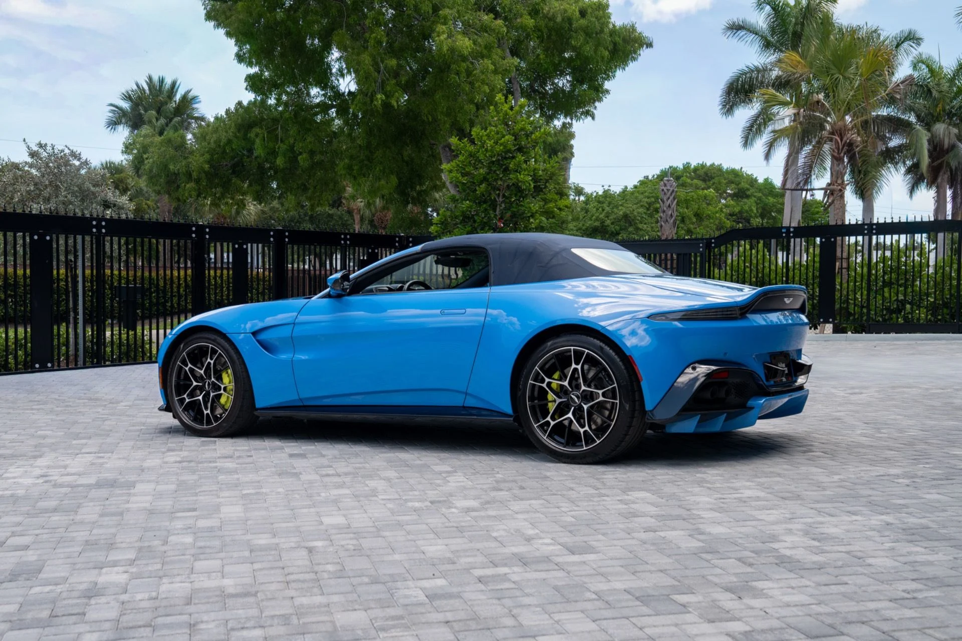 mph008_2316418358_Used_2021_Aston_Martin_Vantage_1781043630_834afeb850