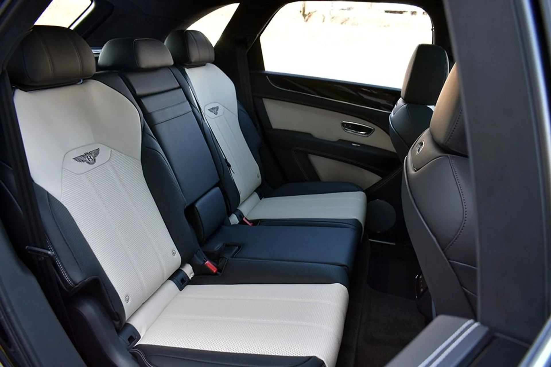 mph008_232373577_Used_2023_Bentley_Bentayga_V8_V8_1677534818_5bec6f4319