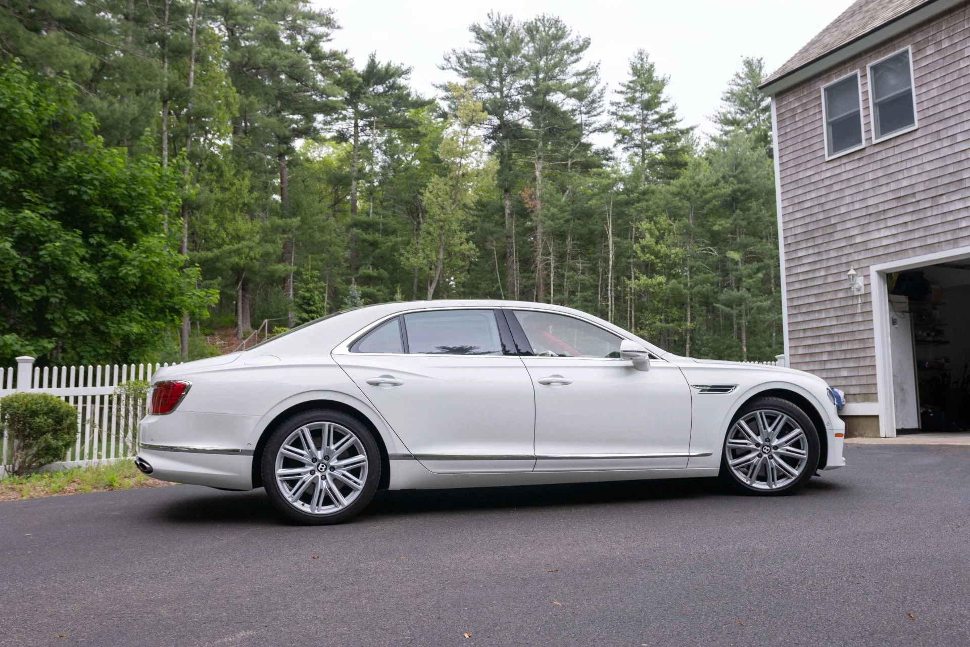 mph008_2326502105_Used_2024_Bentley_Flying_Spur_V8_1779398452_13944a1d23