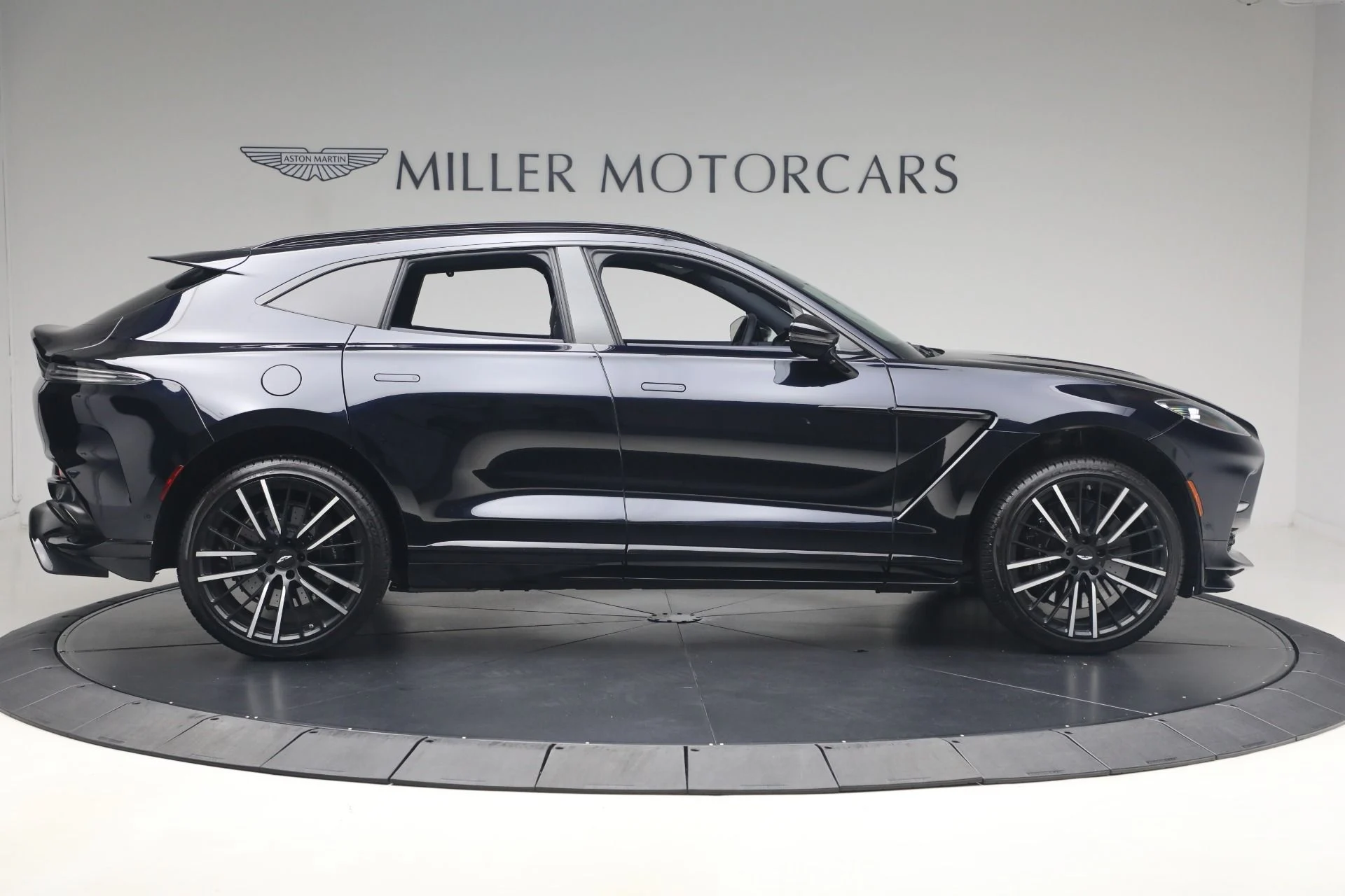 mph008_2339867921_Used_2025_Aston_Martin_DBX_707_1782252491_3e775f5bd9