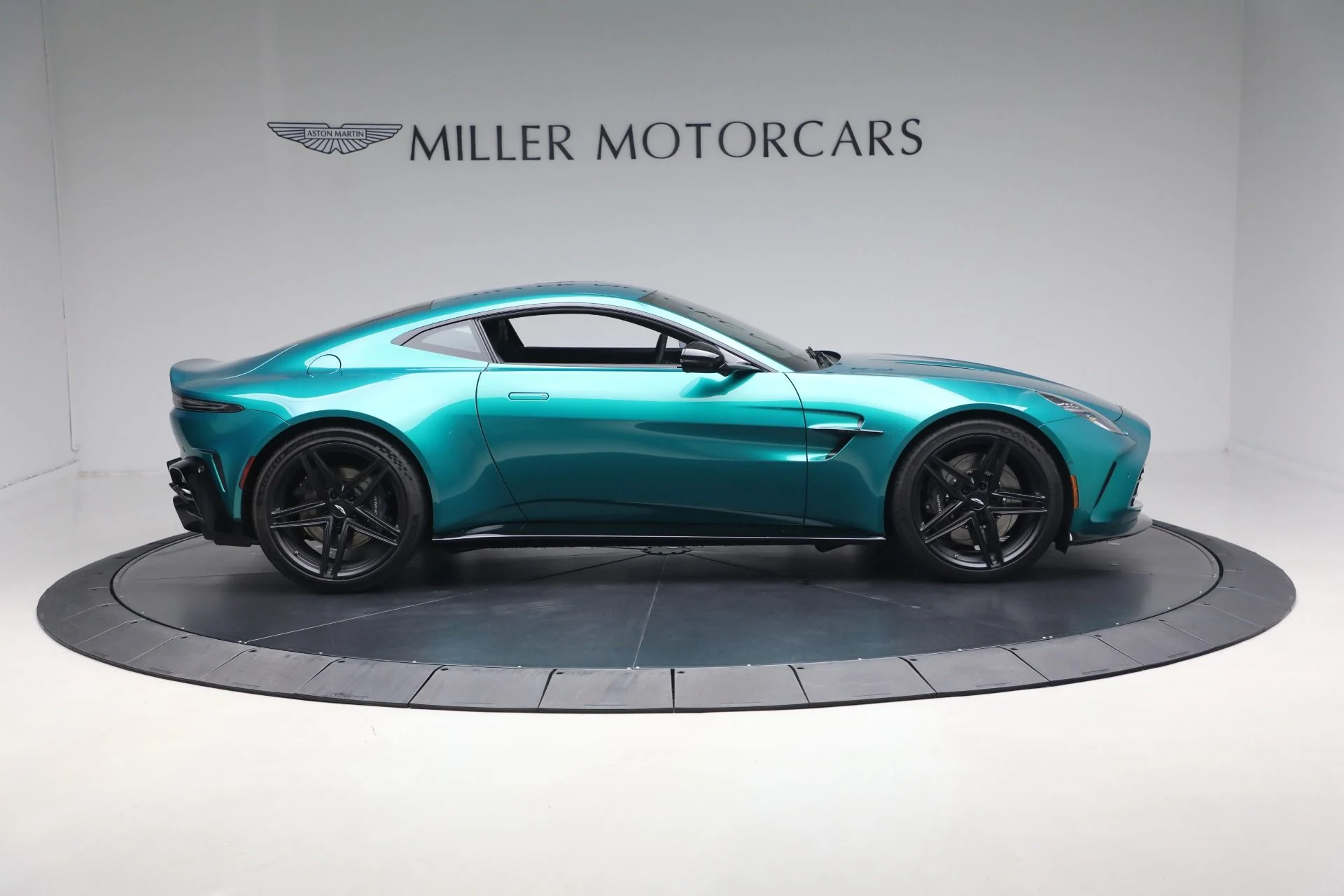 mph008_23403847_Used_2025_Aston_Martin_Vantage_1766592758_0cfed3eb7f