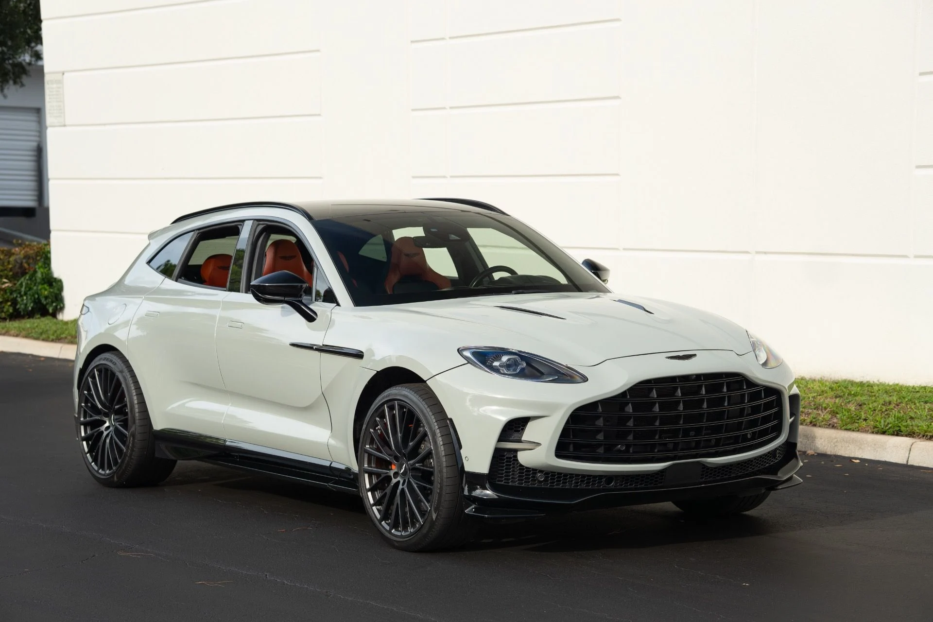 mph008_2342161121_Used_2023_Aston_Martin_DBX_707_1756441558_e383bc9d86