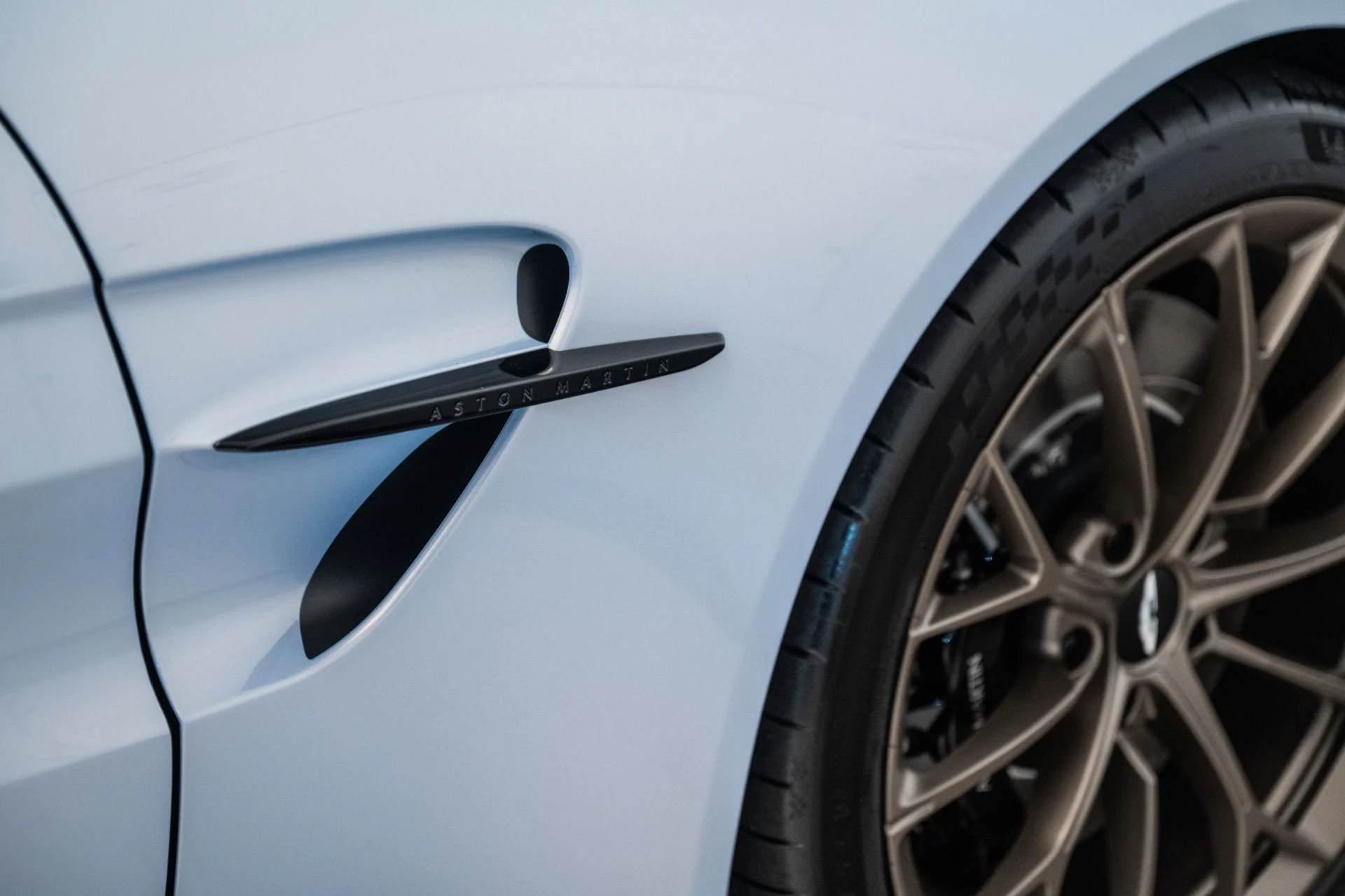 mph008_2346046486_New_2026_ASTON_MARTIN_VANTAGE_1759240597_a23225fe72