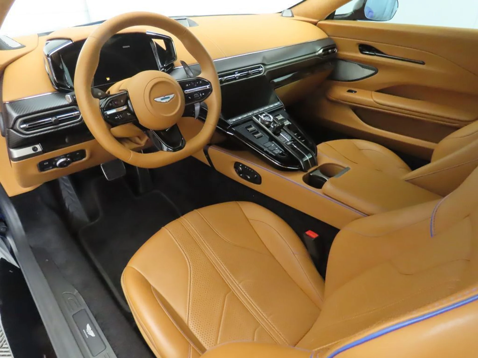 mph008_2355497796_used_2025_aston_martin_vantage_coupe_8119_22982466_9_1024_ec047095e9