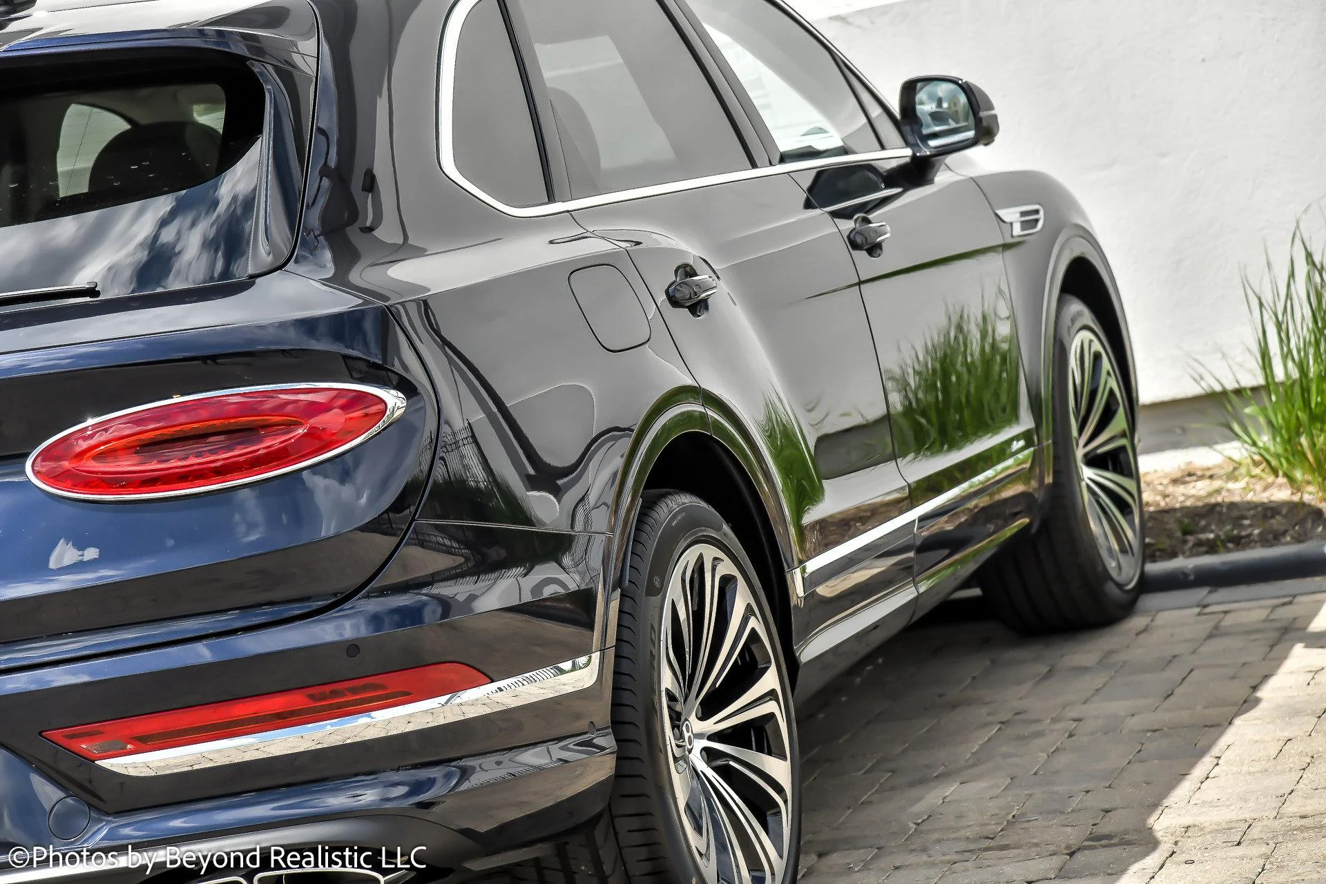 mph008_2366728092_Used_2024_Bentley_Bentayga_Azure_1760342126_14ac8108fd