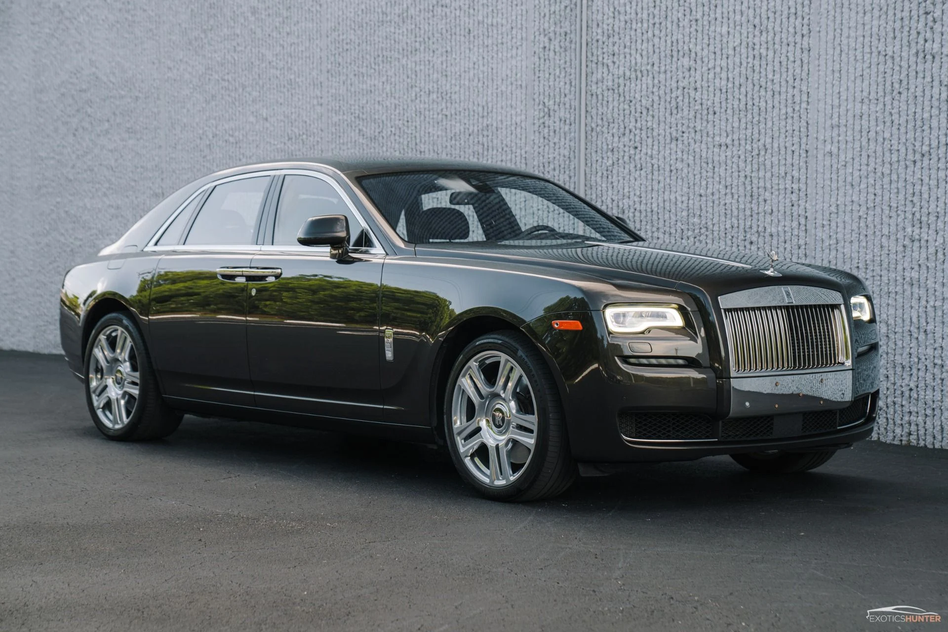 mph008_2395316430_Used_2015_Rolls_Royce_Ghost_w_Rear_Theatre_Picnic_Tables_1754343563_86a1c3c696