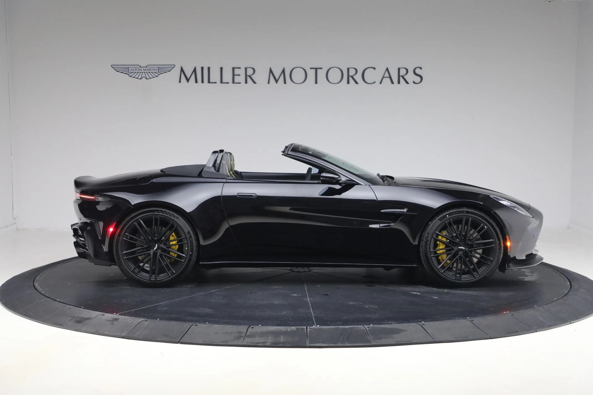 mph008_2400281010_New_2026_Aston_Martin_Vantage_Roadster_1770848011_601112edca