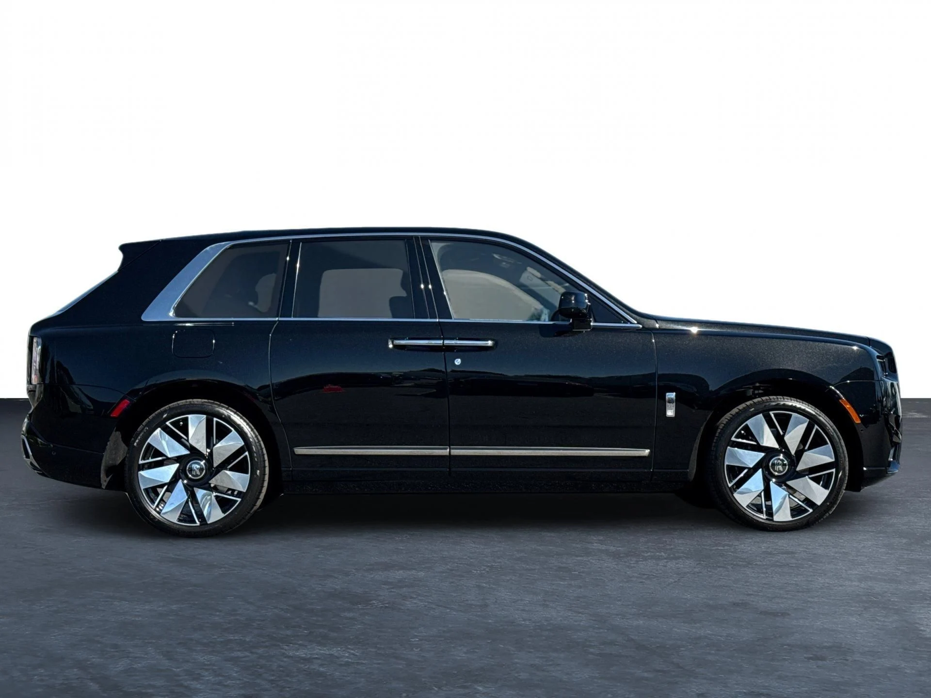 mph008_2422125338_New_2025_Rolls_Royce_Cullinan_Base_1756909299_5c497ff71d