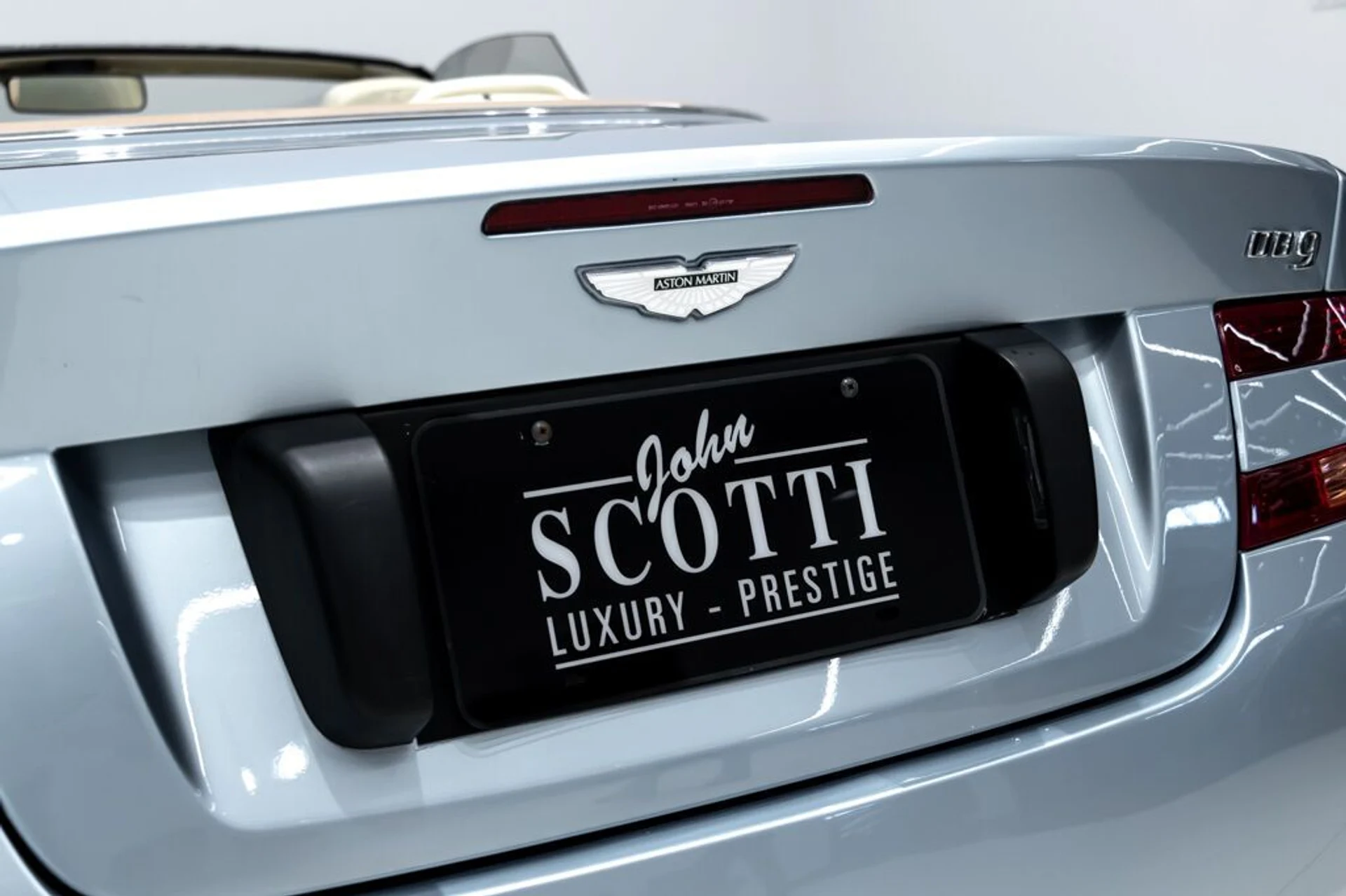 mph008_243705424_aston_martin_db9_2005_jpg_v_1754355020_4953d40d13