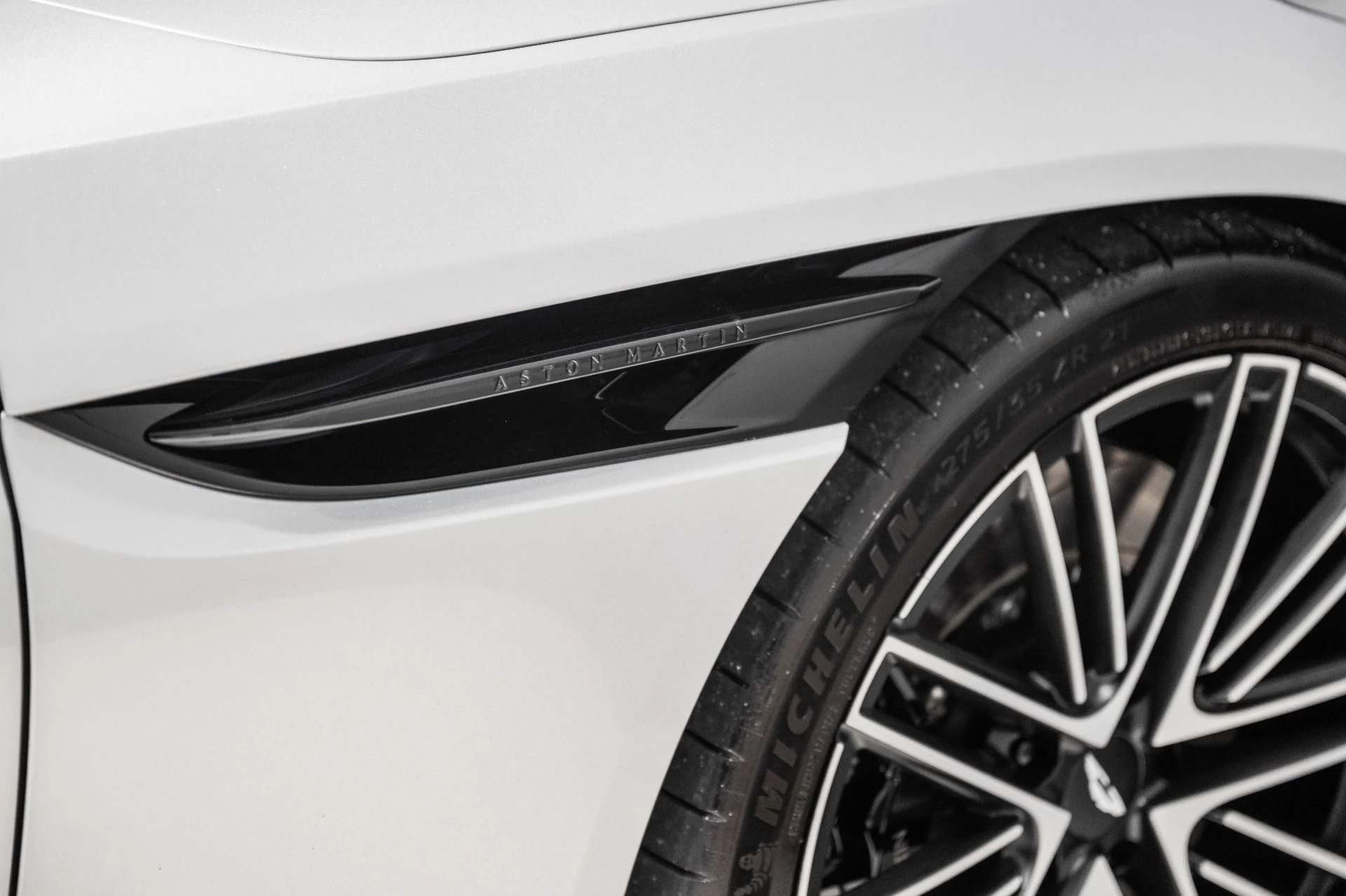 mph008_2437171102_Used_2024_Aston_Martin_DB_12_V8_1773165102_5da6672477