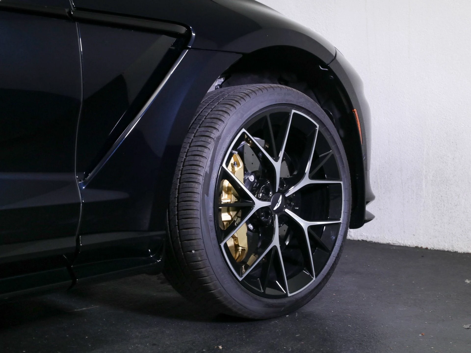 mph008_2445988711_New_2025_Aston_Martin_DBX_707_1768455345_2ff57a749a