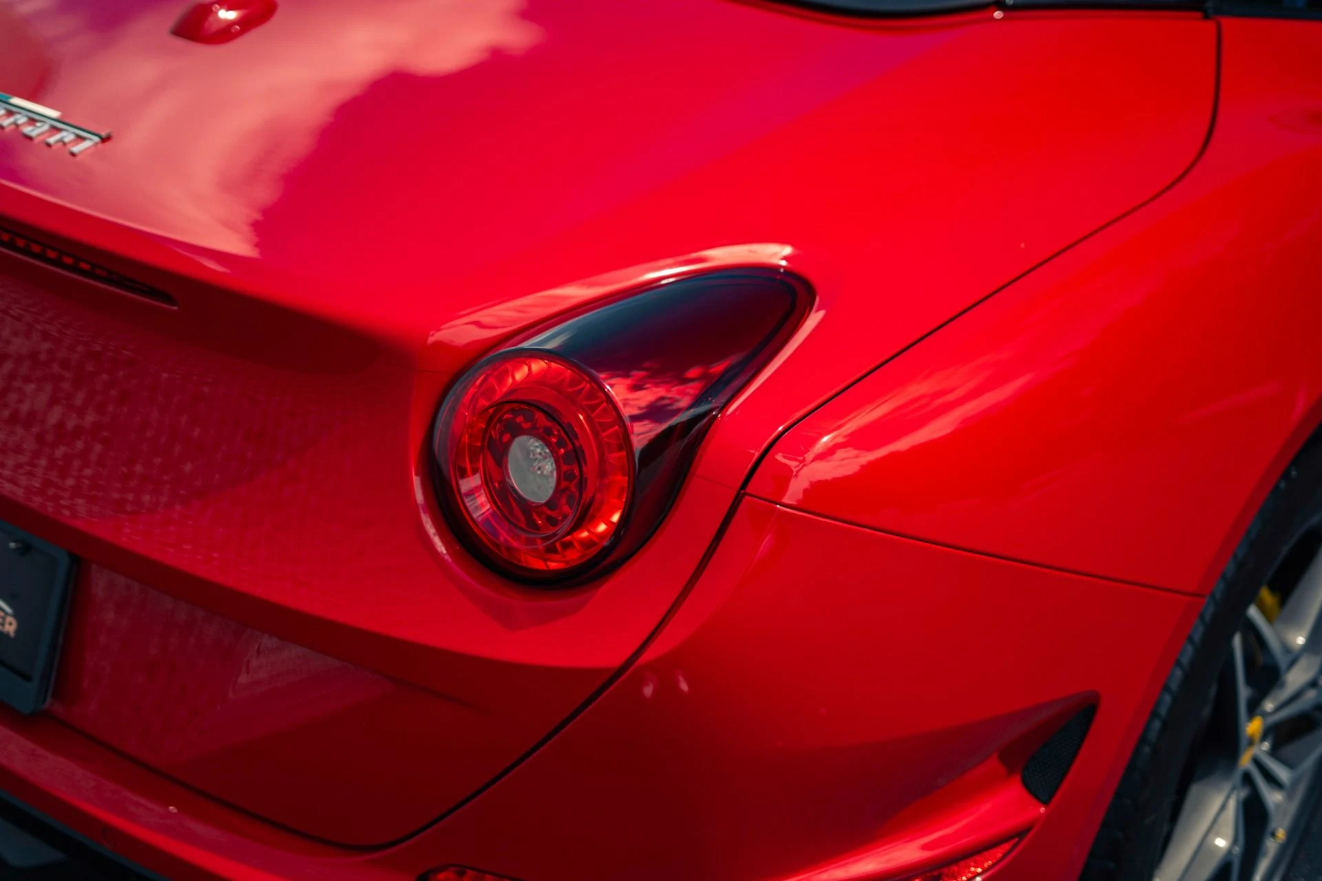 mph008_2447965195_Used_2016_Ferrari_California_T_1777481400_fe852c8e39