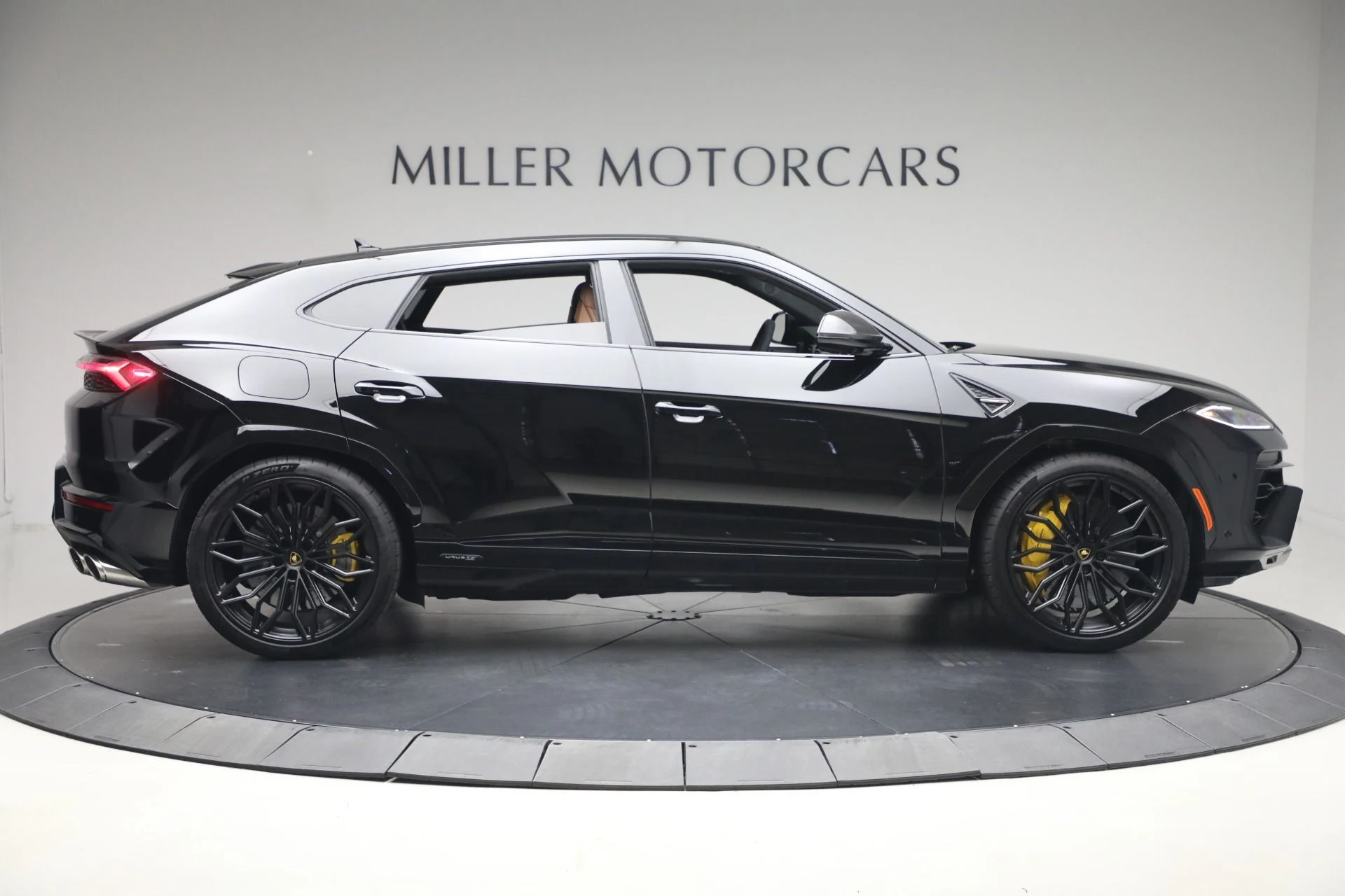 mph008_2452158453_Used_2025_Lamborghini_Urus_SE_1779826713_86289db563