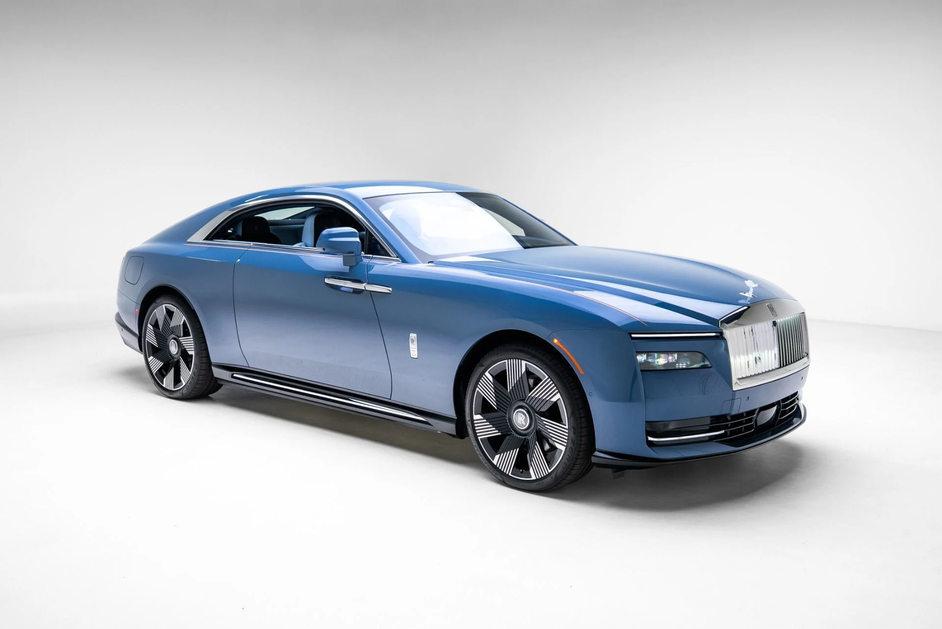 mph008_2452712449_Used_2024_Rolls_Royce_Spectre_1775065047_6e521e5503