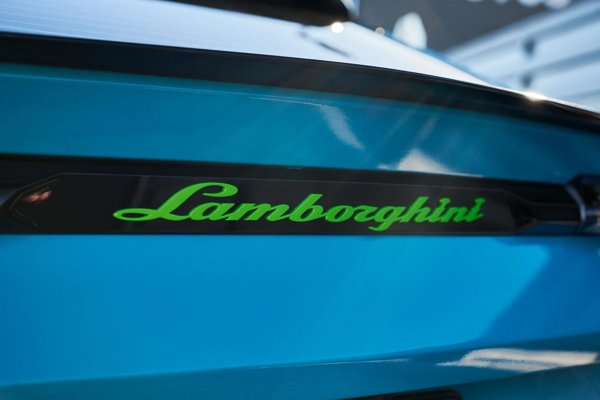 mph008_2485274751_Used_2021_Lamborghini_Urus_1765854436_56cbf862ad