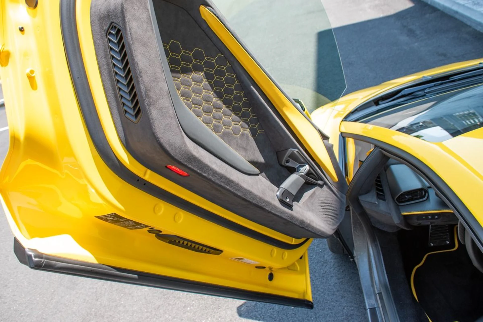 mph008_2496059233_Used_2024_Lamborghini_Revuelto_1740383899_badfaef9da