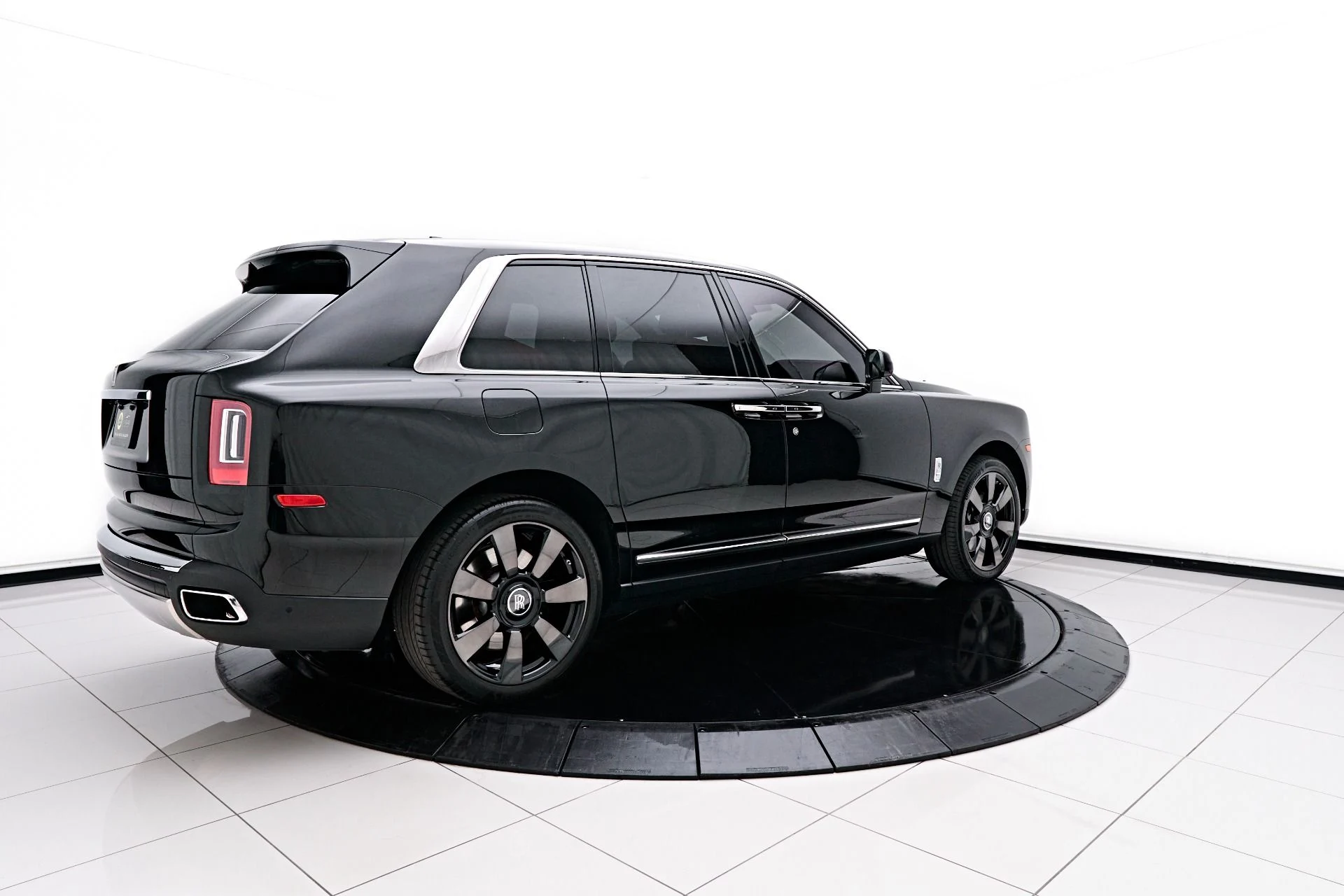 mph008_2500439003_Used_2021_Rolls_Royce_Cullinan_Base_1670108143_ee9b02760d