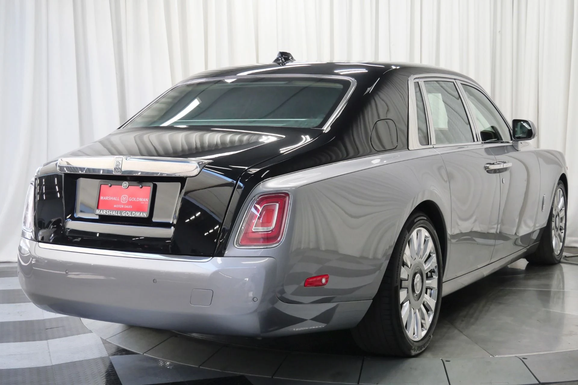 mph008_2501470000_Used_2020_Rolls_Royce_Phantom_1760120905_b3f1542ffd