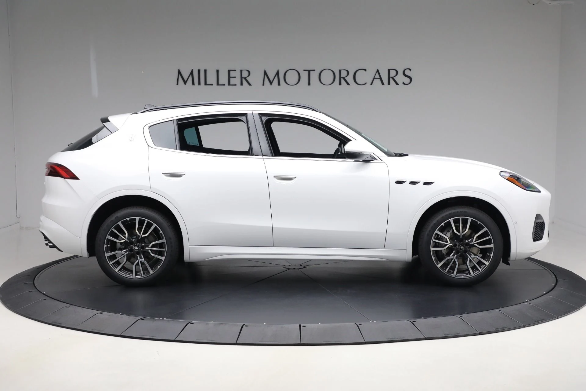 mph008_252103756_New_2025_Maserati_Grecale_1e94454059
