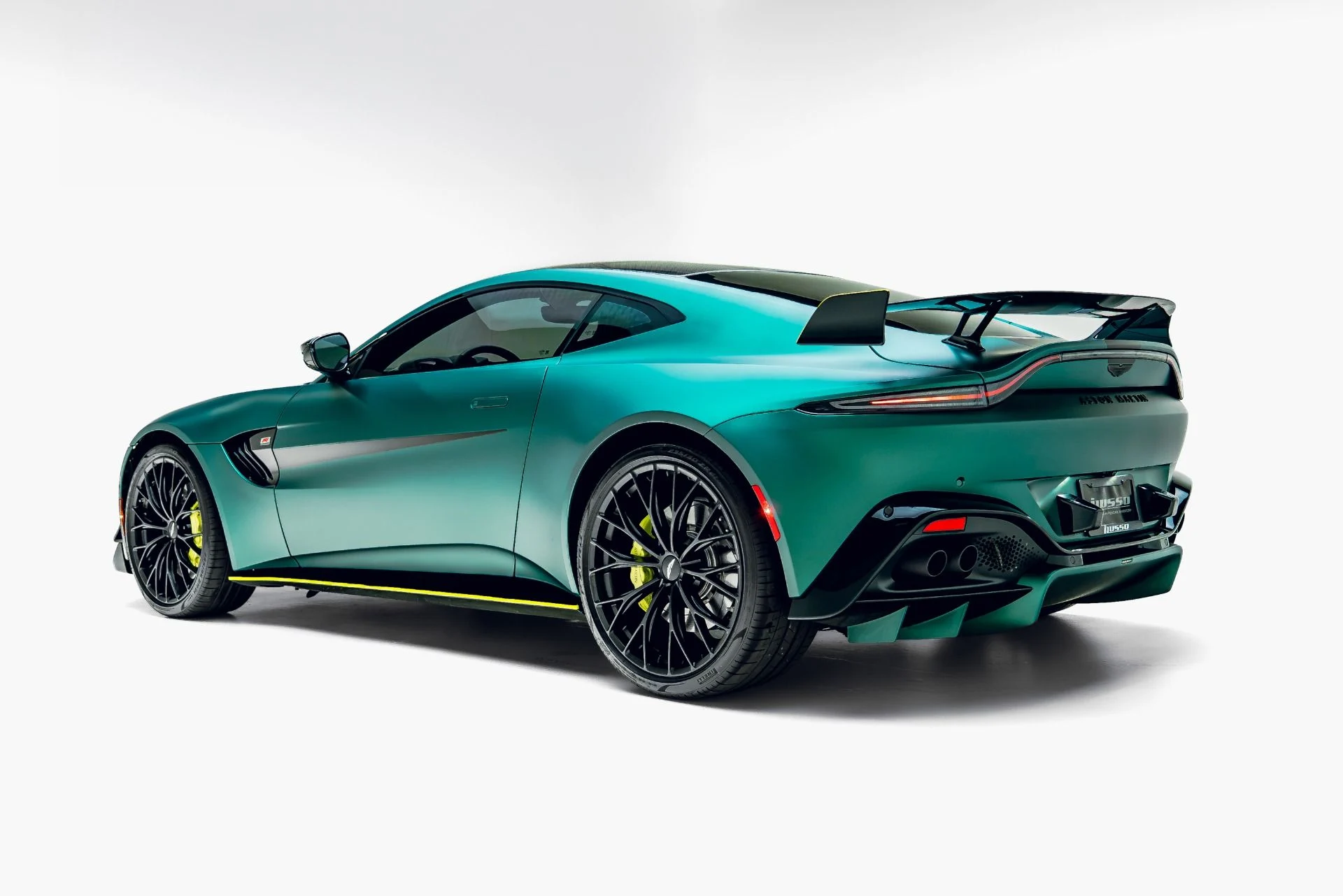 mph008_2530991508_Used_2023_Aston_Martin_Vantage_F1_Edition_1783661146_ff2674a61a