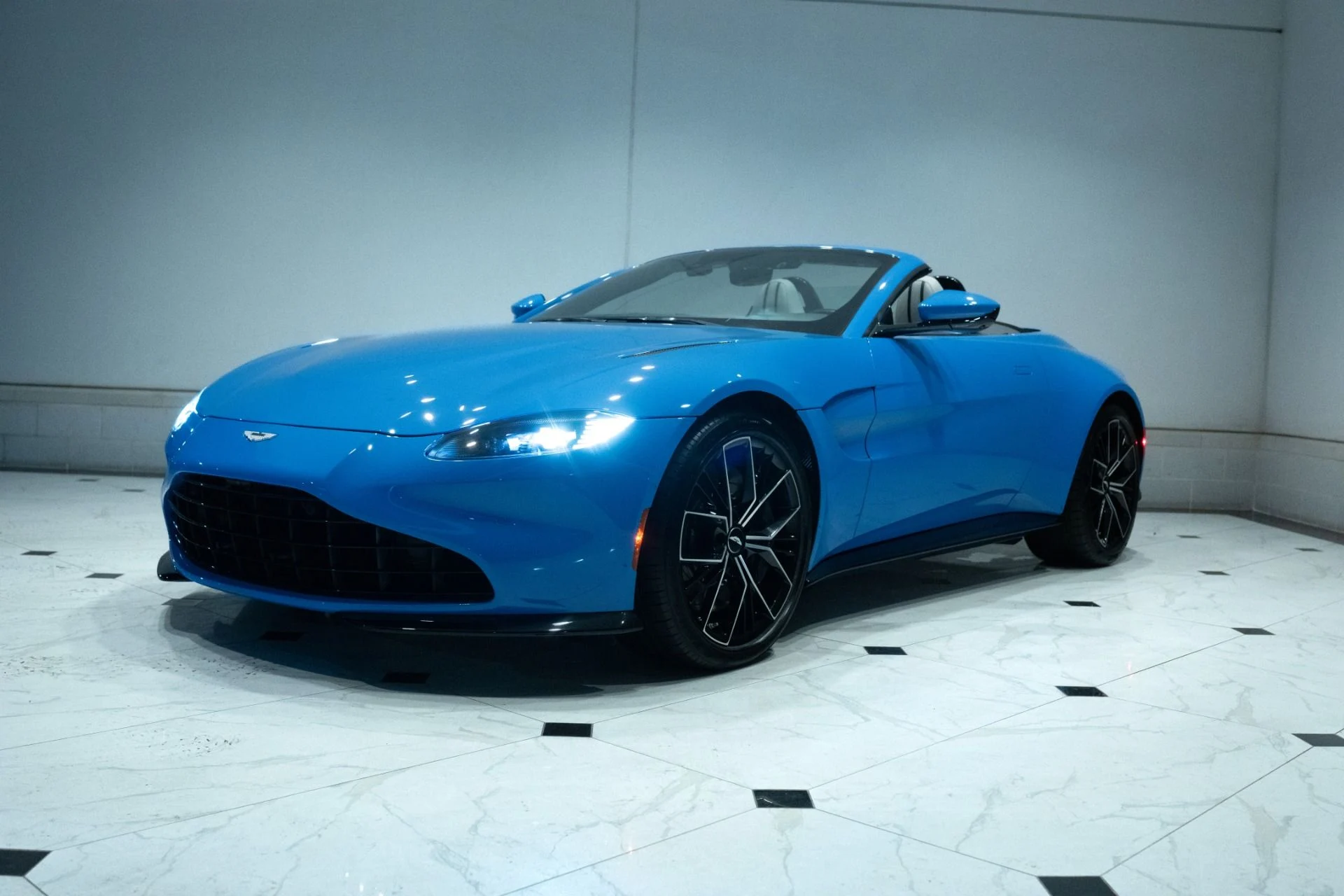 mph008_2534975087_Used_2021_Aston_Martin_Vantage_1790591351_2f955daf0b