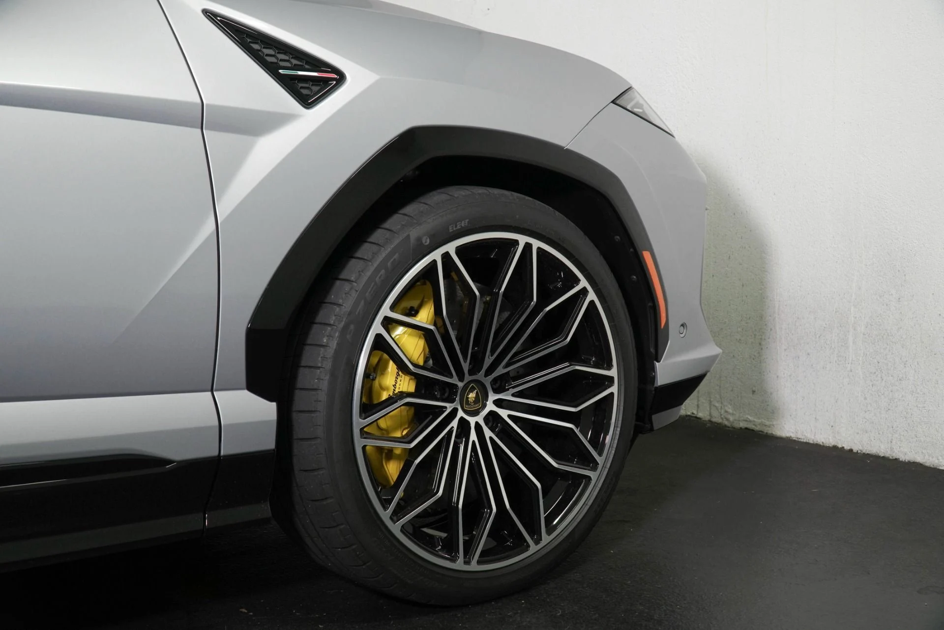 mph008_2564530789_New_2025_Lamborghini_Urus_SE_1776533291_71a10b3af3
