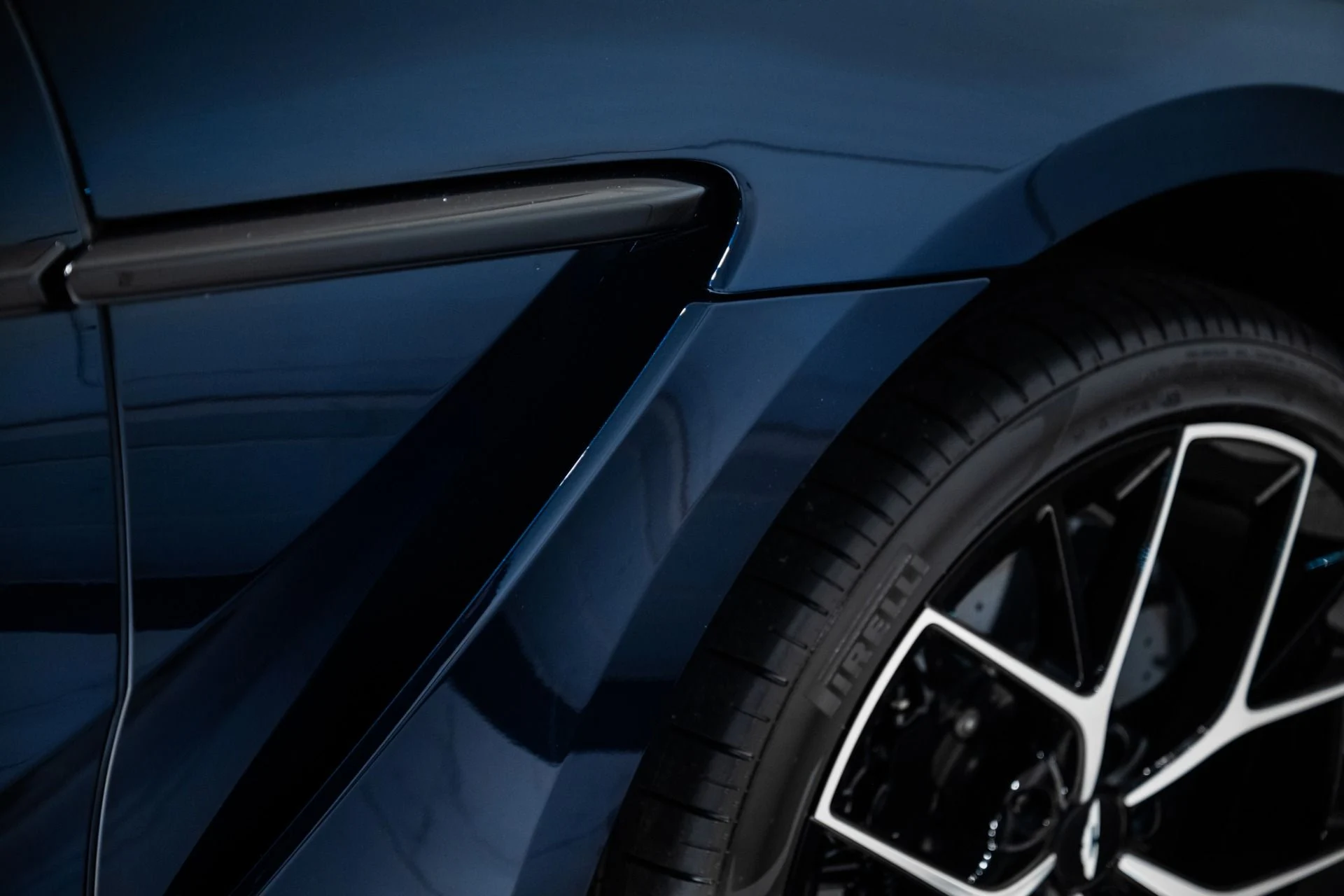 mph008_2567969521_New_2026_Aston_Martin_DBX_707_1765214112_385c0ee8bc