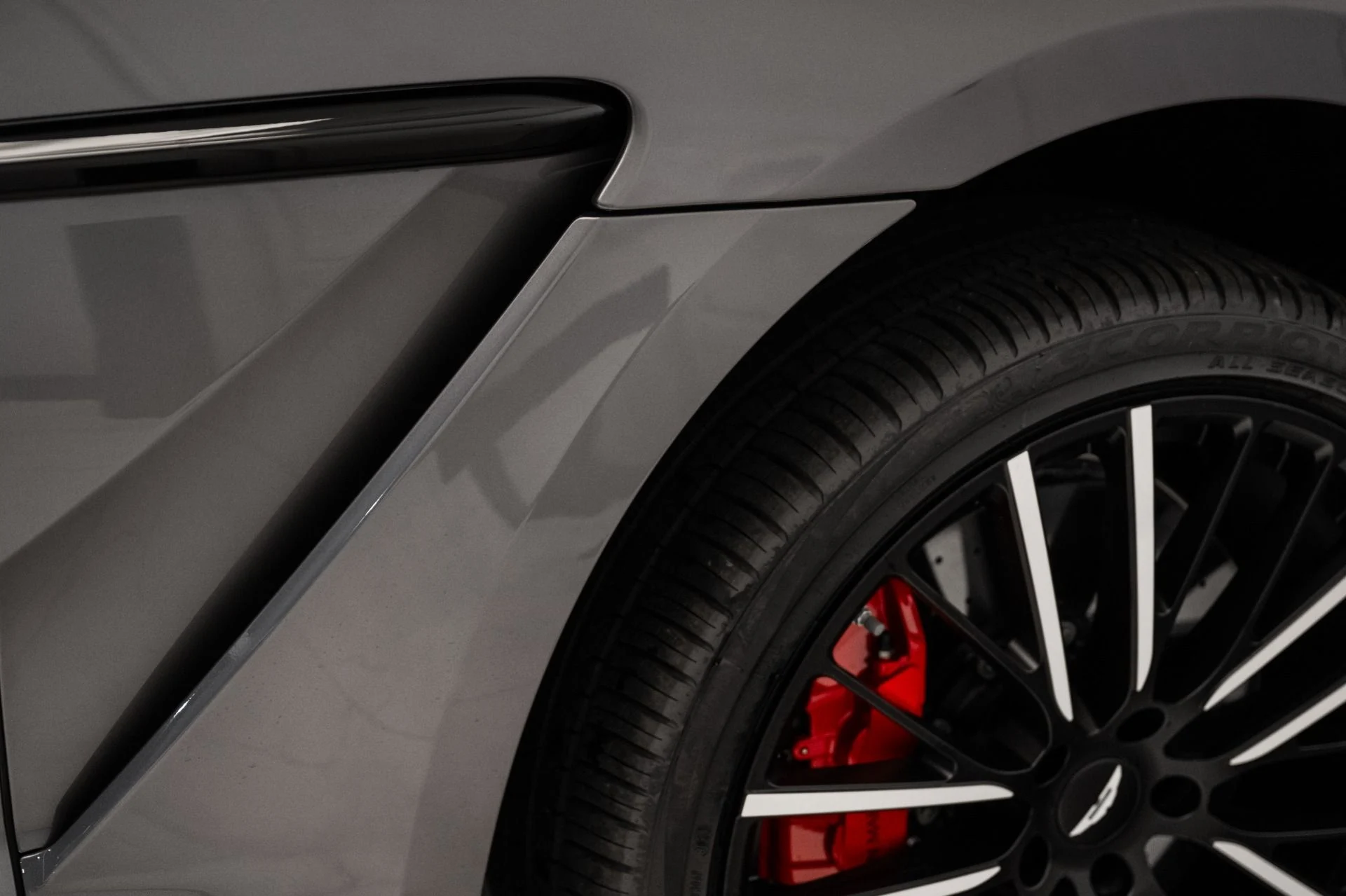 mph008_2570509992_Used_2025_Aston_Martin_DBX_707_1734711890_11a7bf76b4