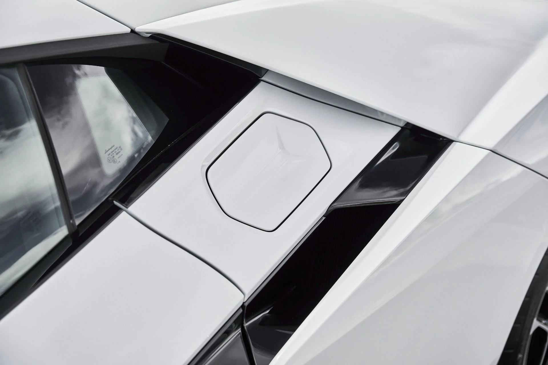 mph008_2575753529_Used_2026_Lamborghini_Revuelto_Base_1777078352_770e86d81d