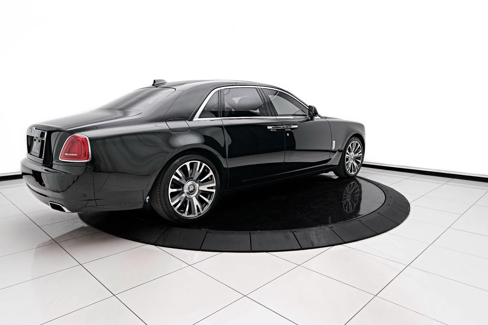 mph008_2576637198_Used_2019_Rolls_Royce_Ghost_Base_1713298107_4c3cc89e18