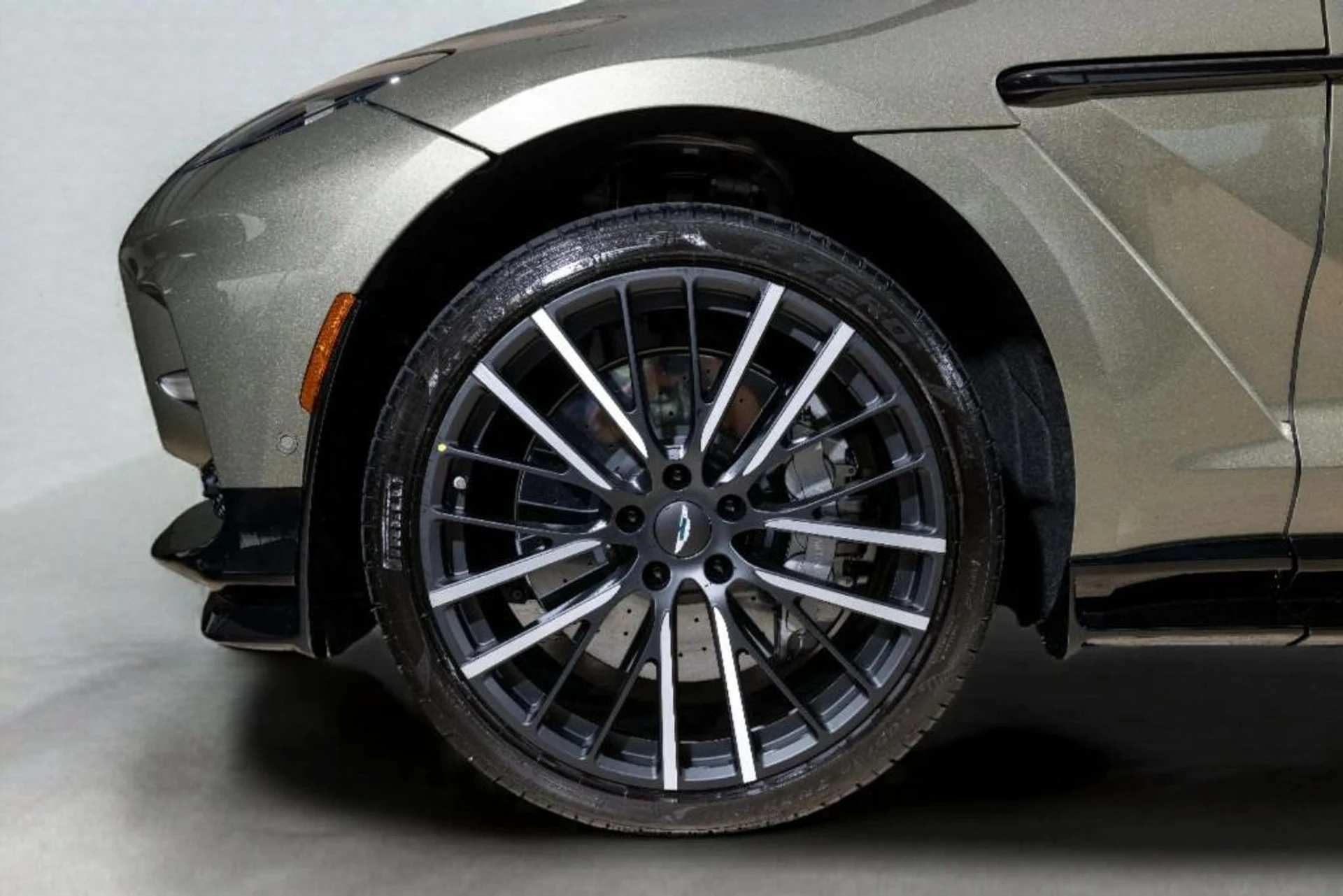 mph008_2596099807_6x_Nmg_Ks_Vediw_Ddgy_Vs_Bw_Av_Lip_Ts_a35b9514a0