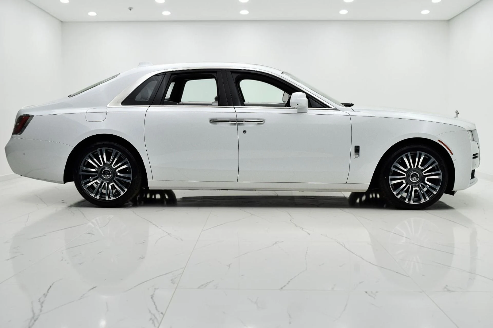 mph008_2599254730_Used_2021_Rolls_Royce_Ghost_d56f134731