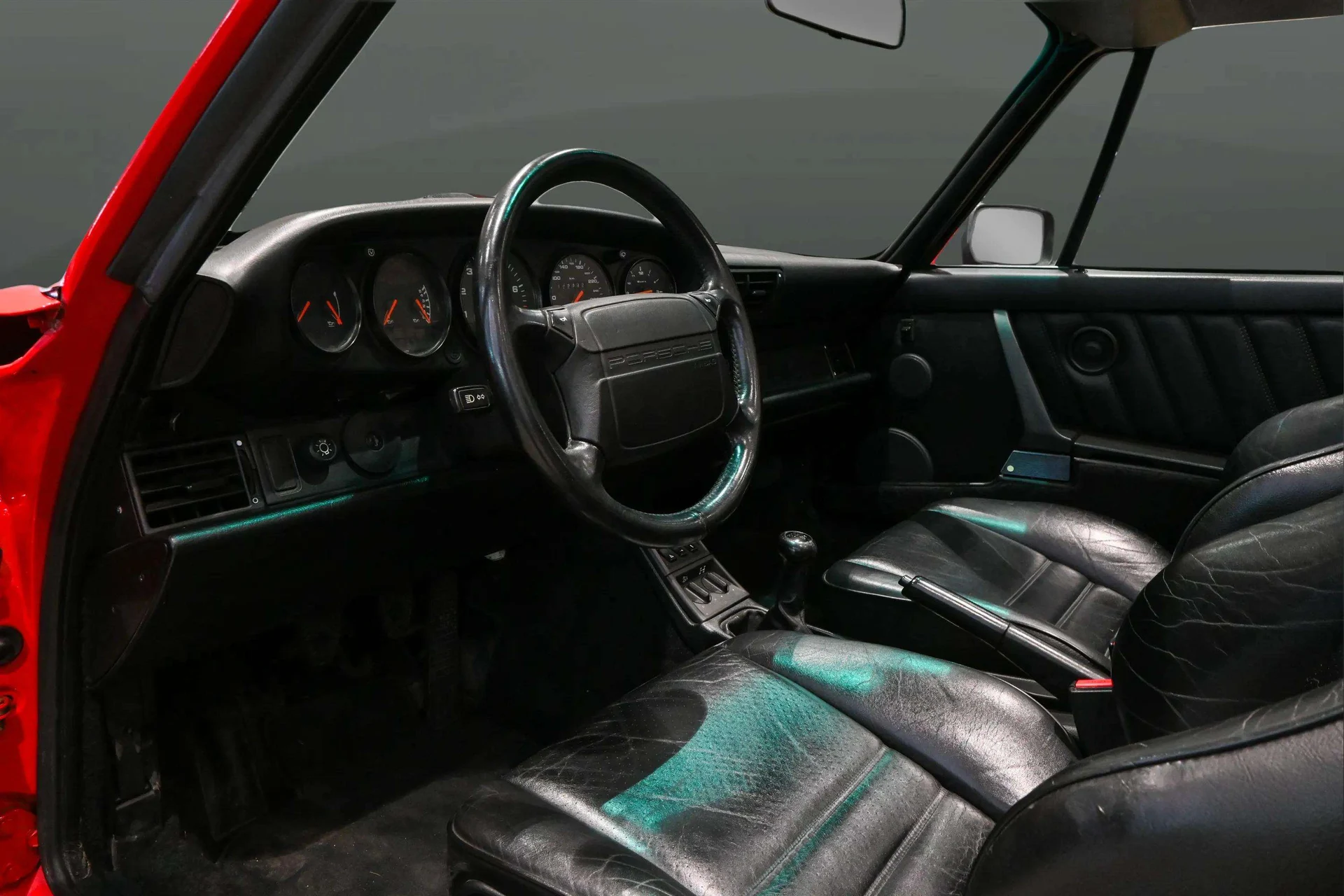 mph008_2622478748_02b2c483_8ca9_42fd_8206_e98857264b03_2_9_Interior_199120_Porsche2091120_Carrera20_Cabriolet2028_WP_0_CB_2961_MS_46059429_17_45348473af