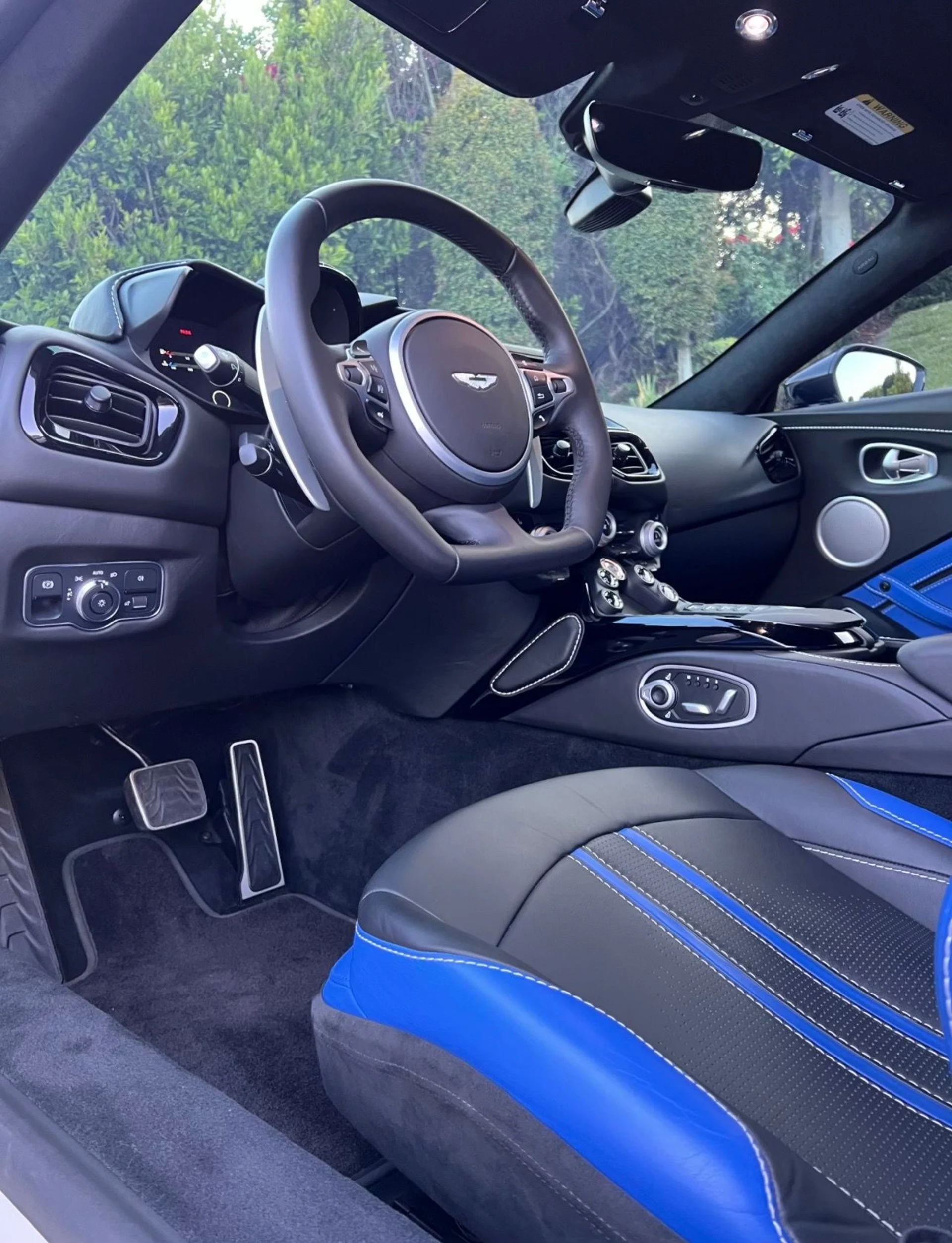 mph008_2650423476_Used_2021_Aston_Martin_Vantage_1753290754_8253addb00