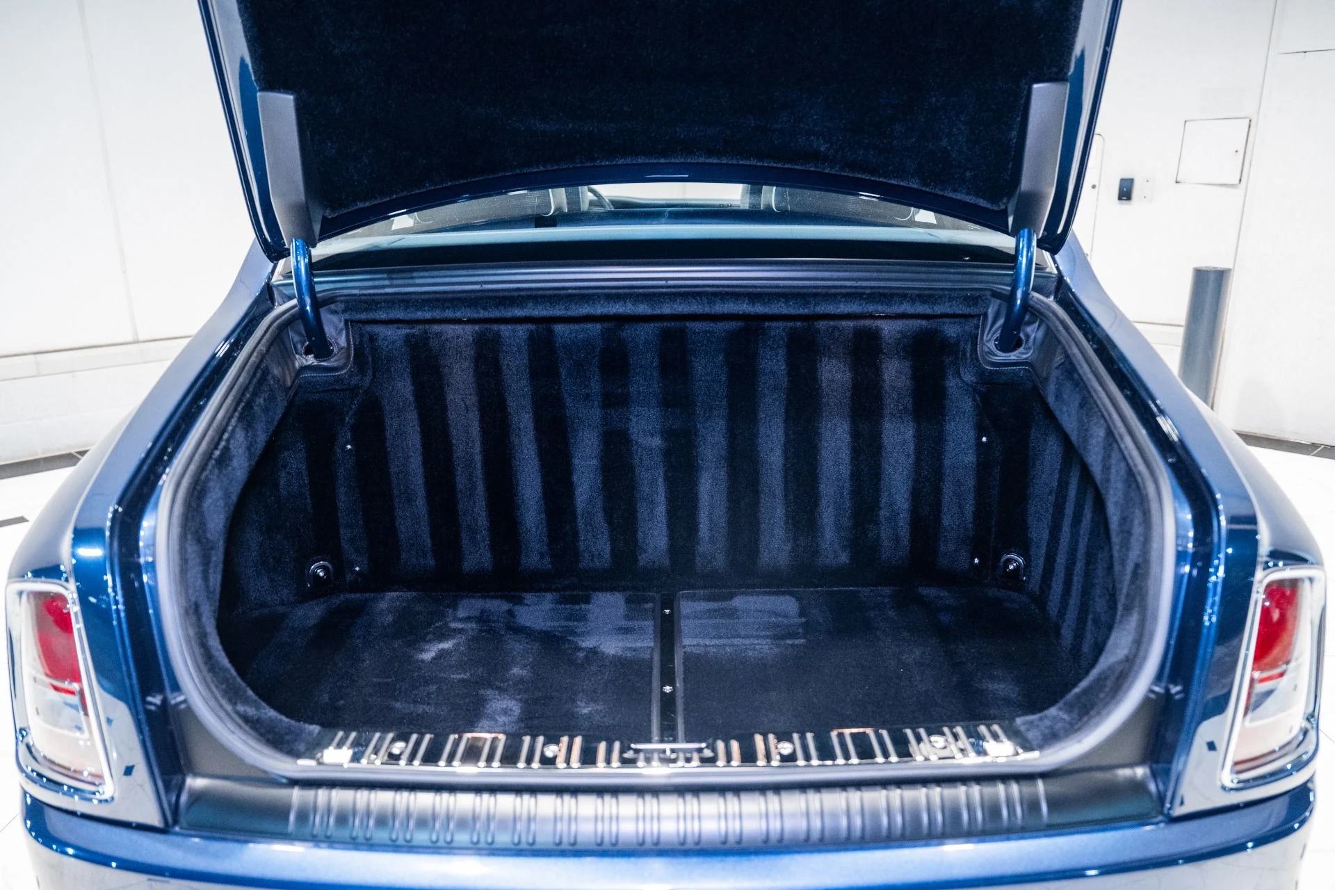 mph008_2667752703_Used_2011_Rolls_Royce_Phantom_1782236449_8ed9733268