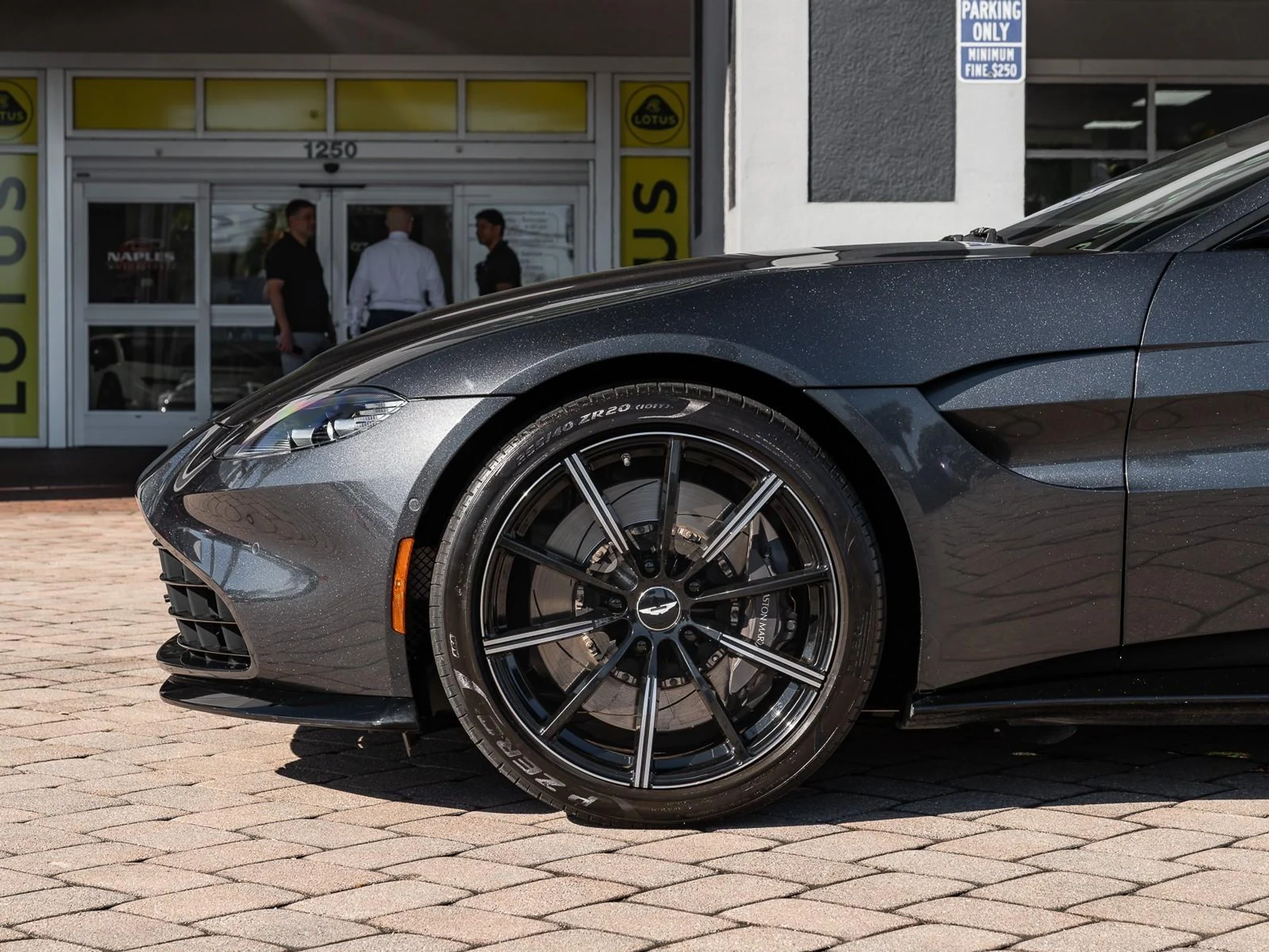 mph008_2680436099_Used_2021_Aston_Martin_Vantage_Roadster_1767733758_7a9902f781