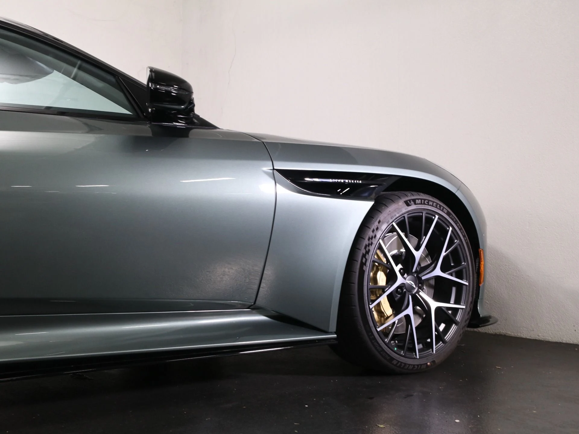 mph008_2693523751_New_2025_Aston_Martin_DB_12_1763585556_46b3e55487