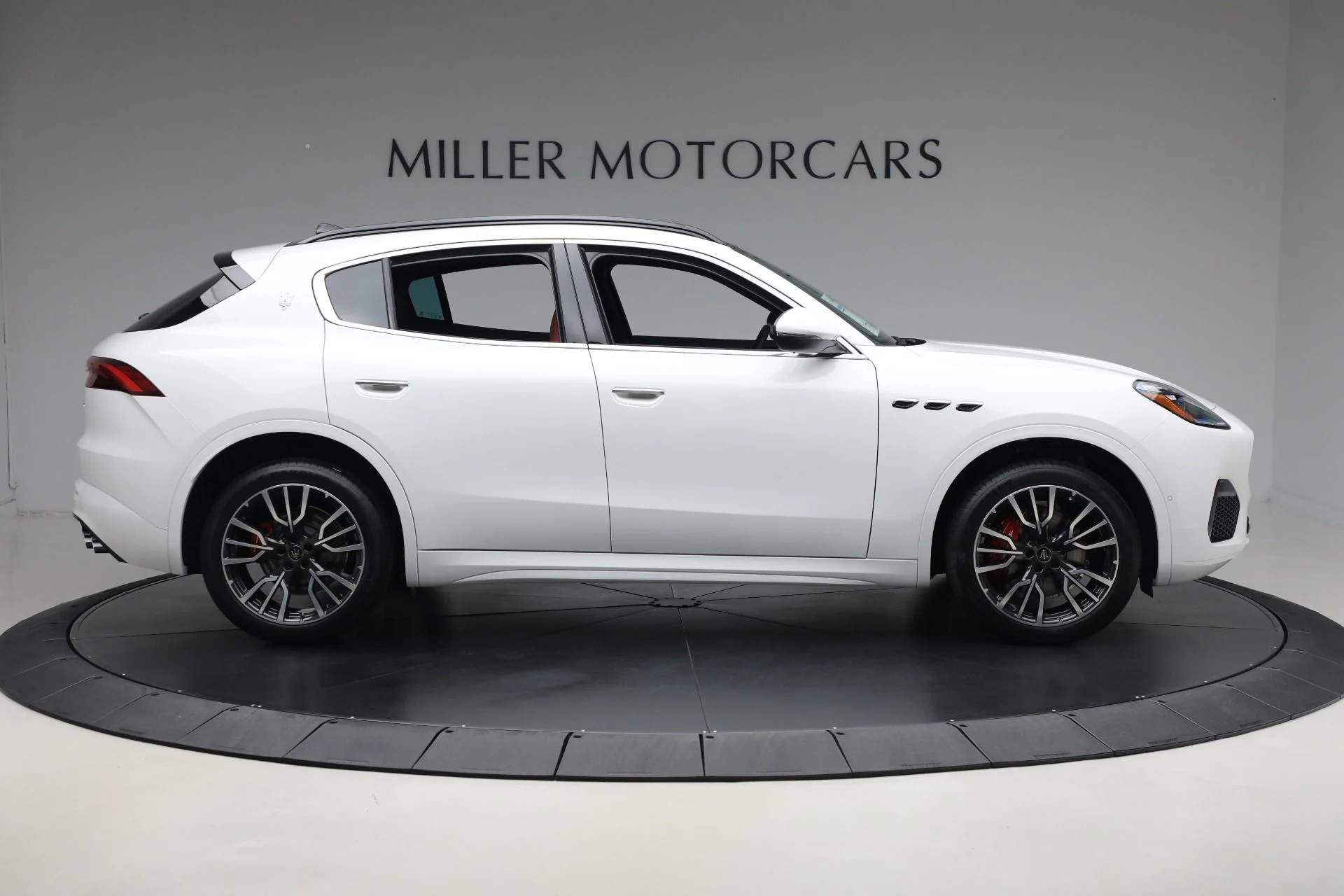 mph008_2709261154_New_2025_Maserati_Grecale_40894f8844
