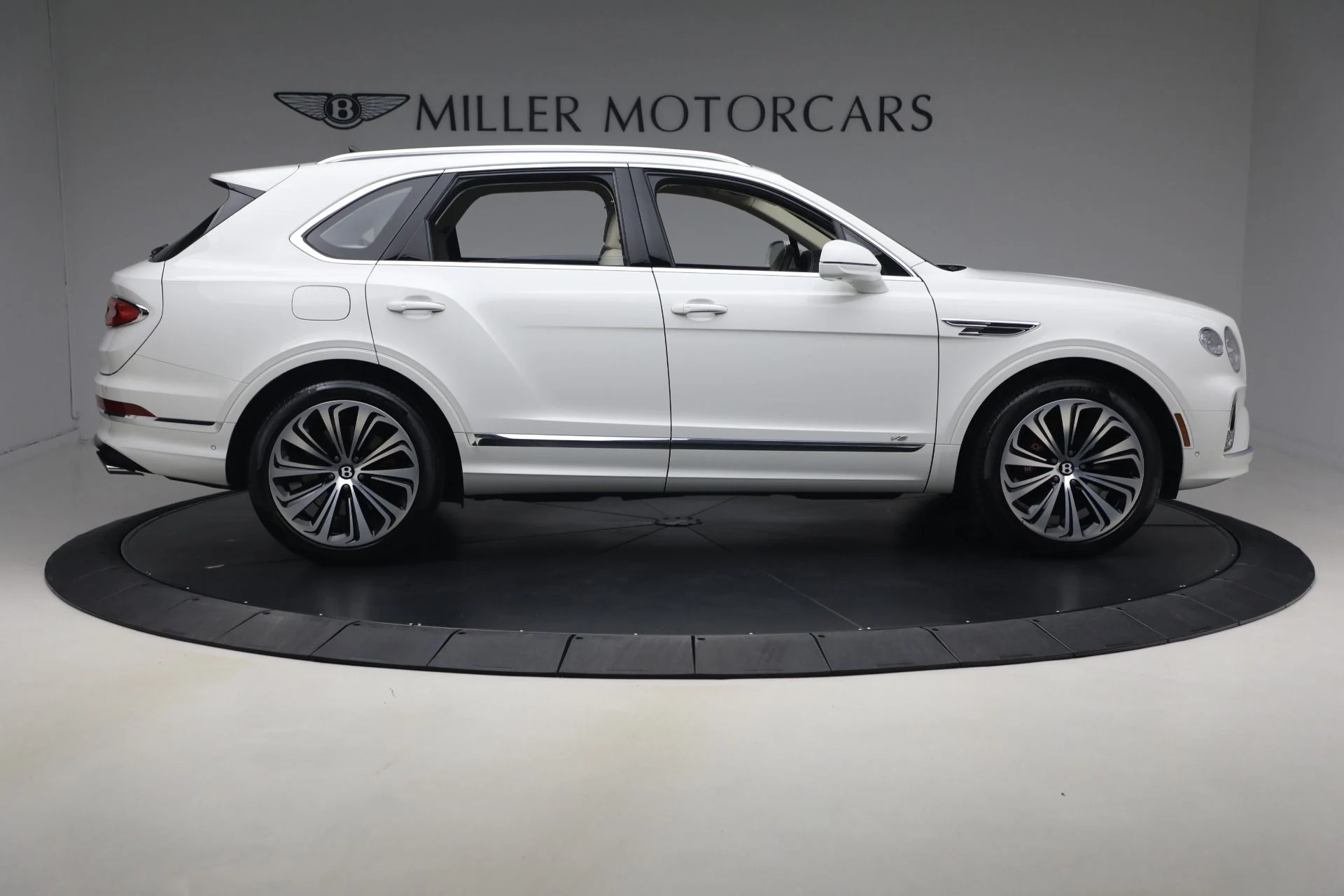 mph008_2710215962_Used_2022_Bentley_Bentayga_V8_1777753010_77057450fa
