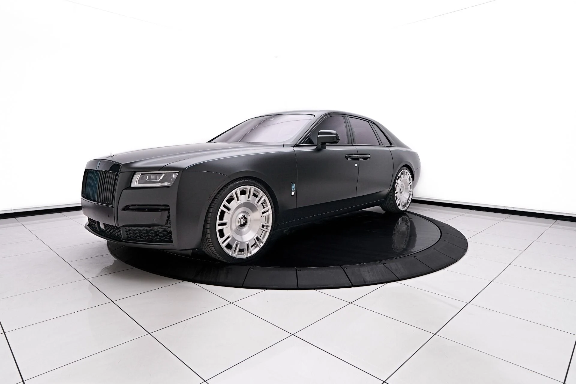 mph008_2712985251_Used_2024_Rolls_Royce_Ghost_Base_1755131984_e6c747de36