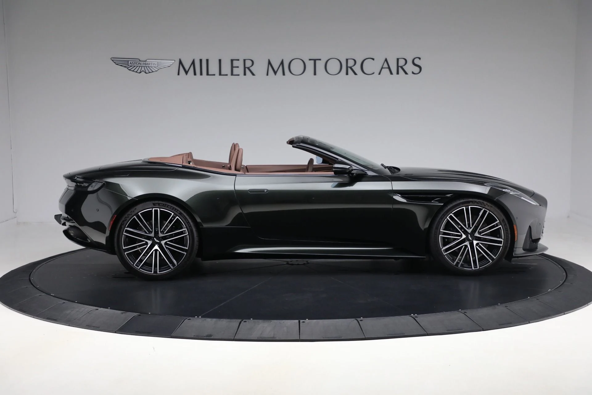 mph008_2714087601_Used_2024_Aston_Martin_DB_12_Volante_6f362ea455