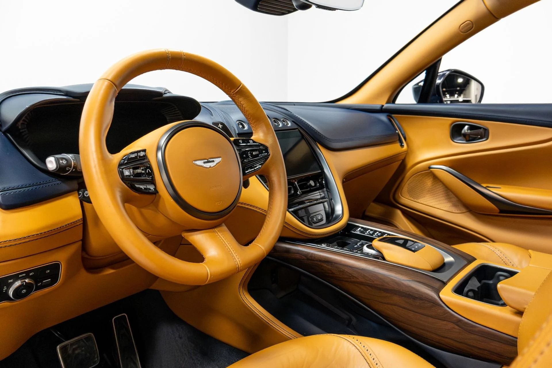 mph008_2731338237_Used_2021_Aston_Martin_DBX_1770088523_3674d9cd5f