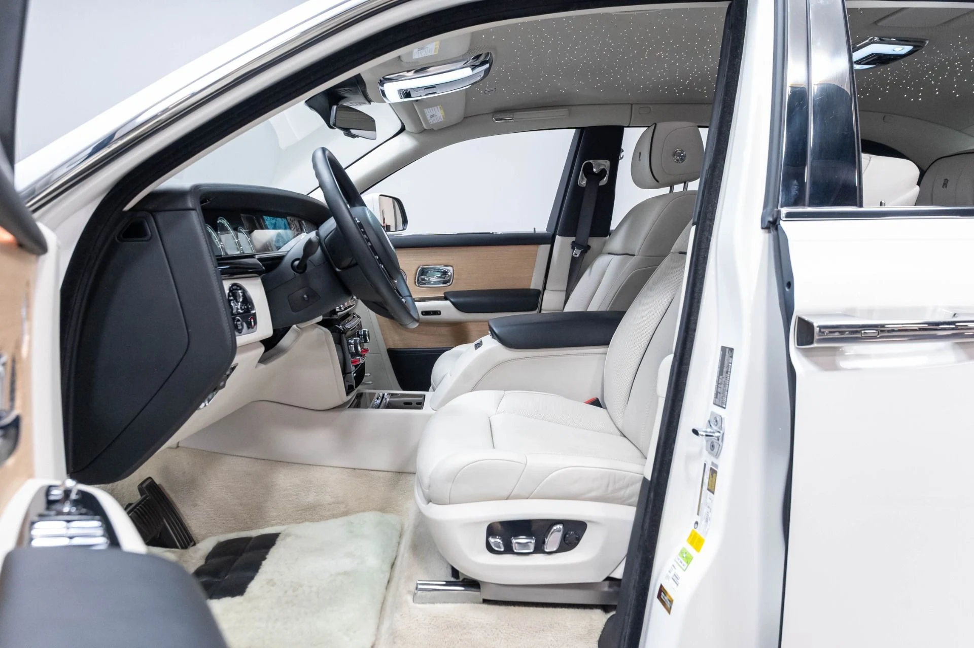 mph008_2776307846_Used_2019_Rolls_Royce_Phantom_1784063951_655e13056a