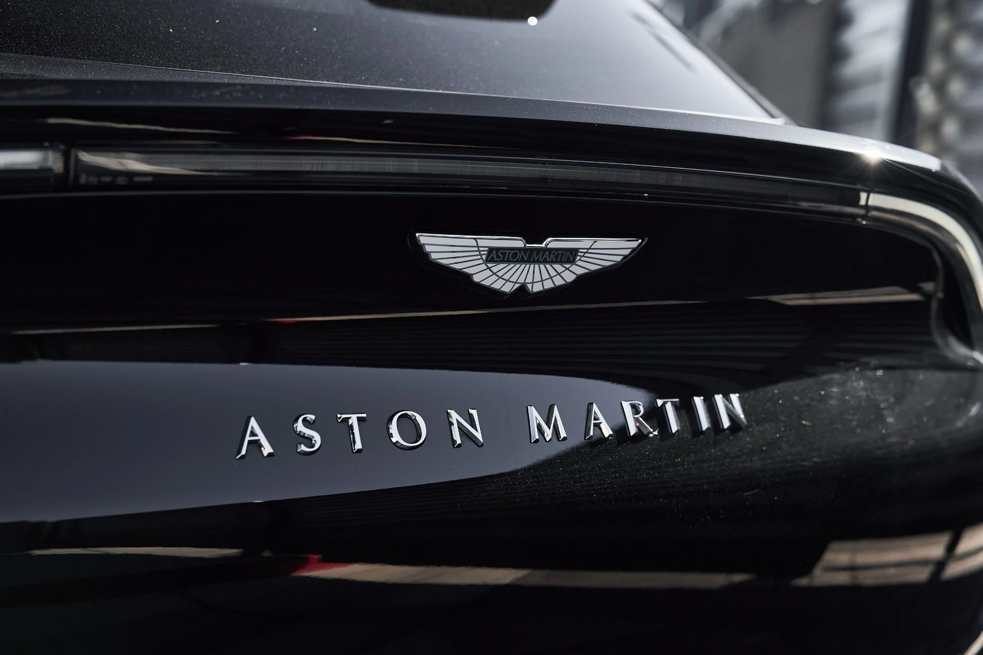 mph008_2825868820_Used_2023_Aston_Martin_DBX_707_1759982275_d43c528780