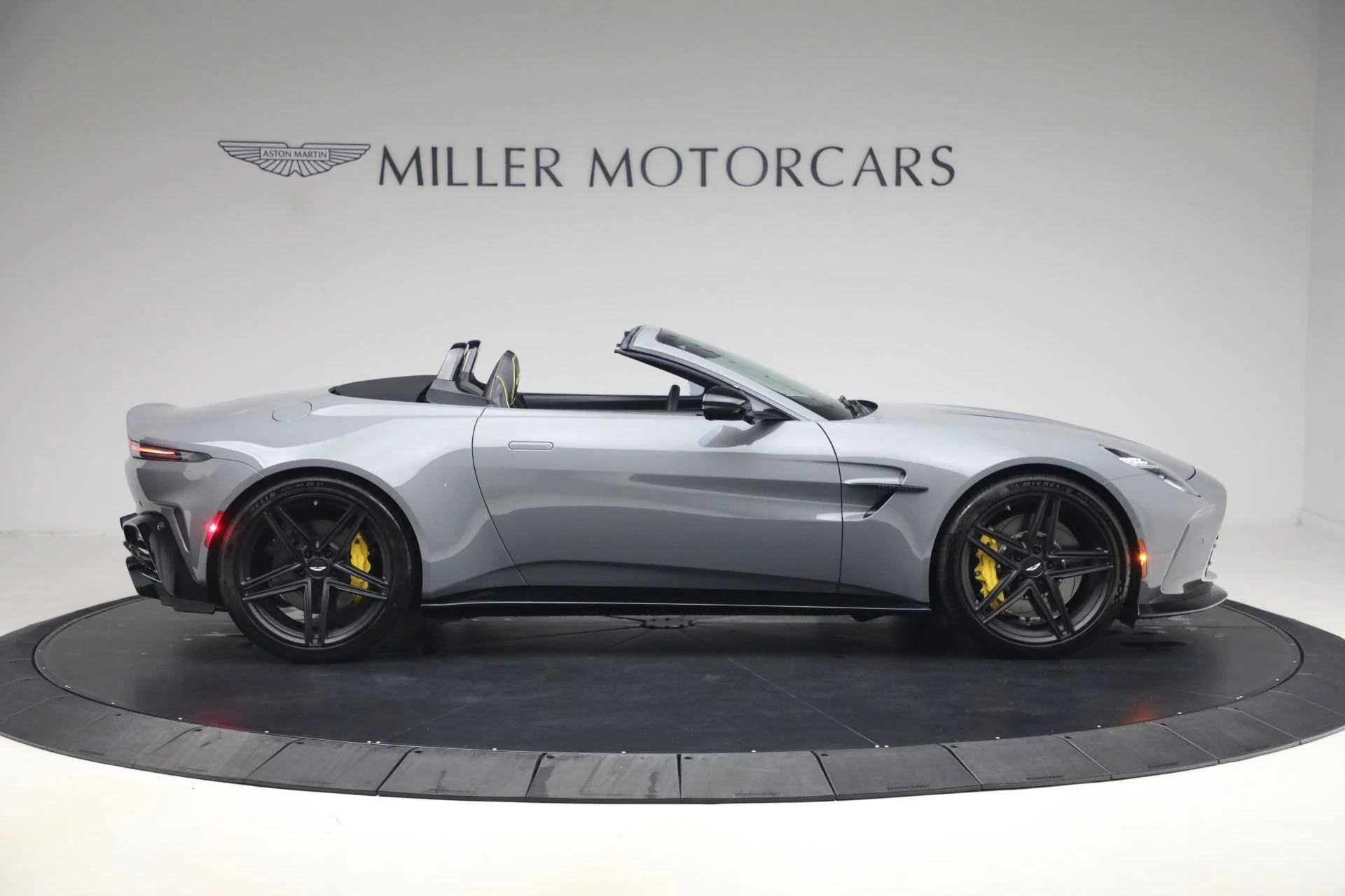 mph008_2826437406_New_2026_Aston_Martin_Vantage_Roadster_1790027458_f700dd4634