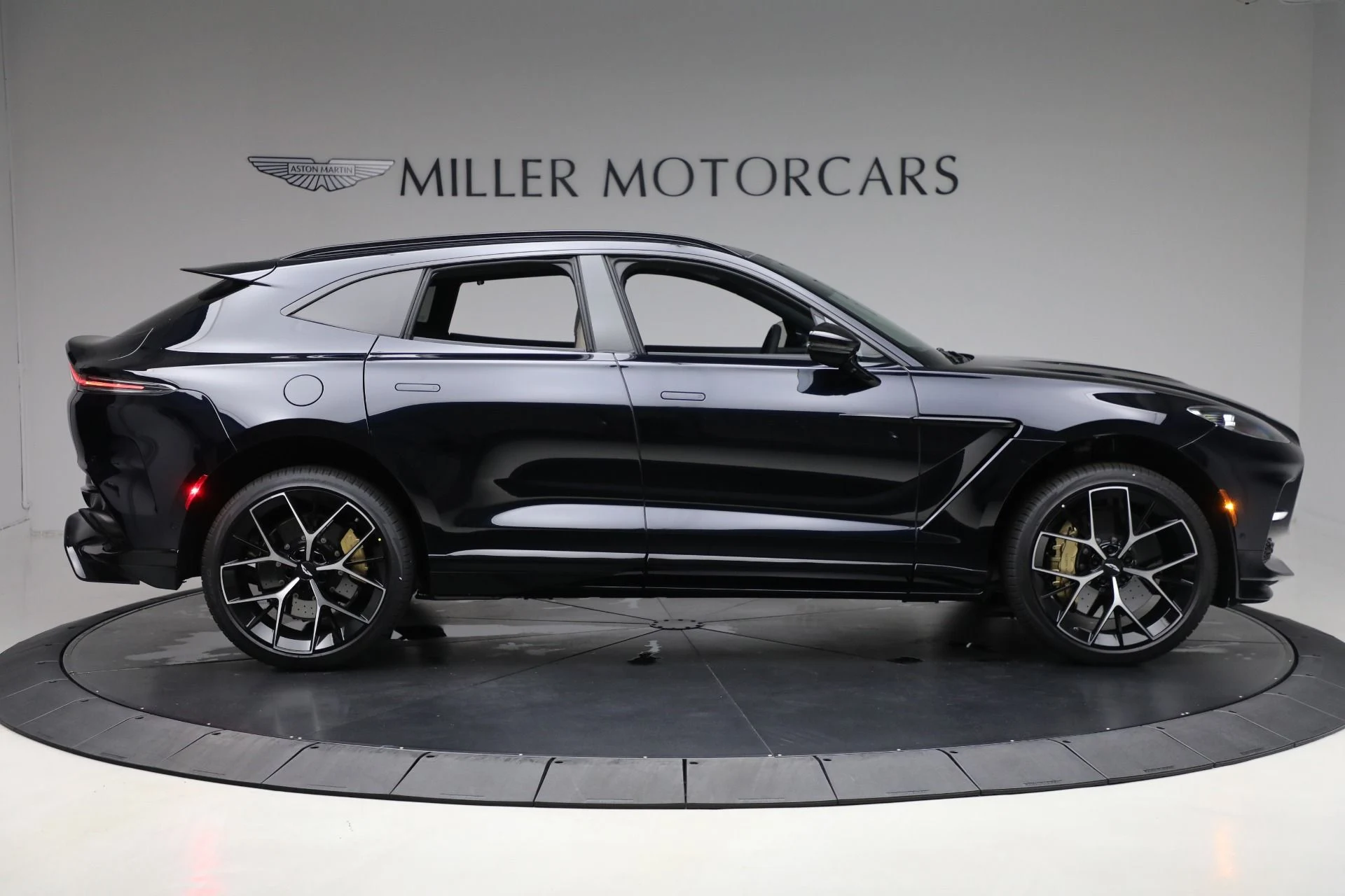 mph008_2838191798_New_2025_Aston_Martin_DBX_707_b5412f4def